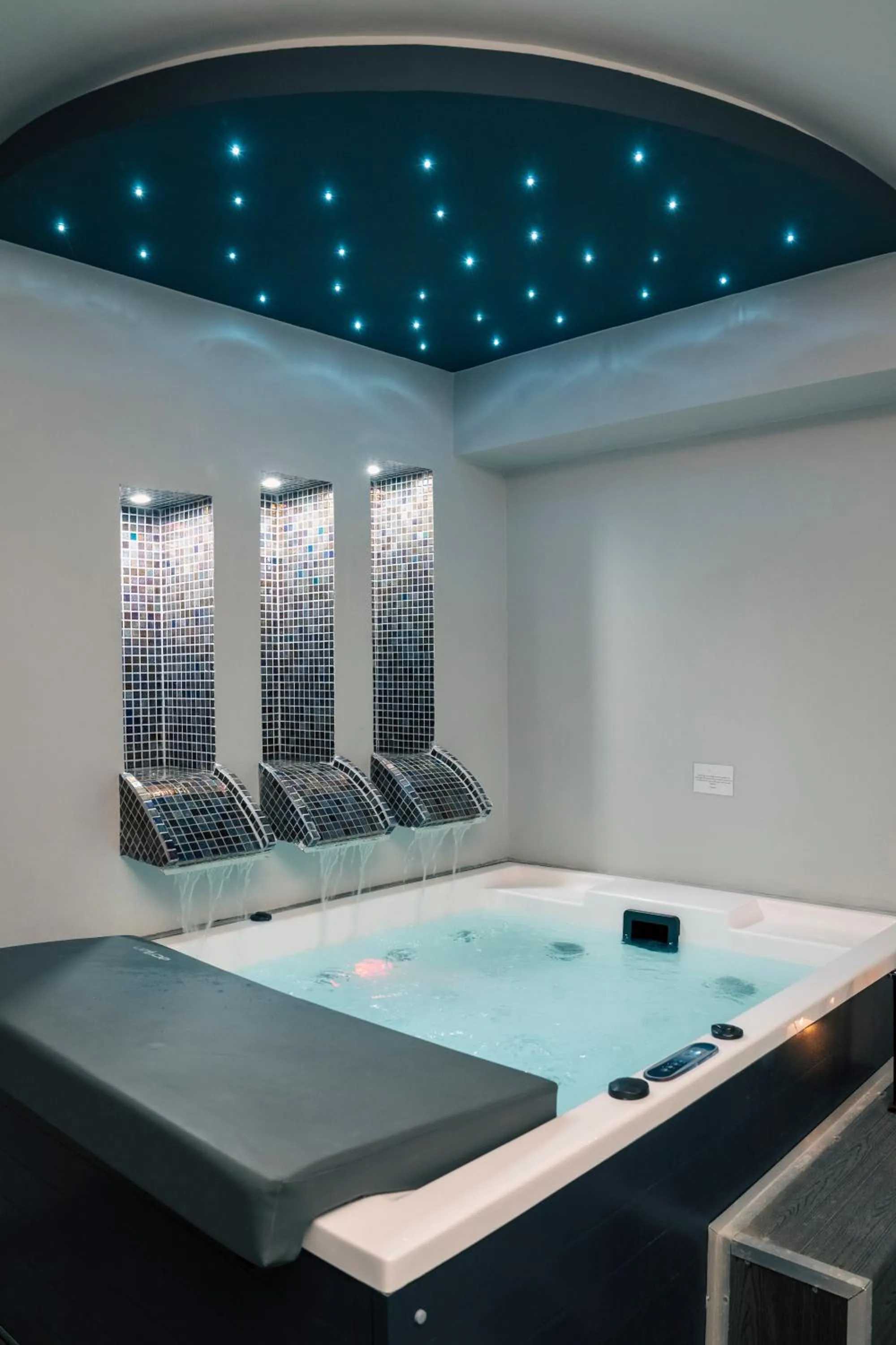 Hot Tub in Anagenessis Resort