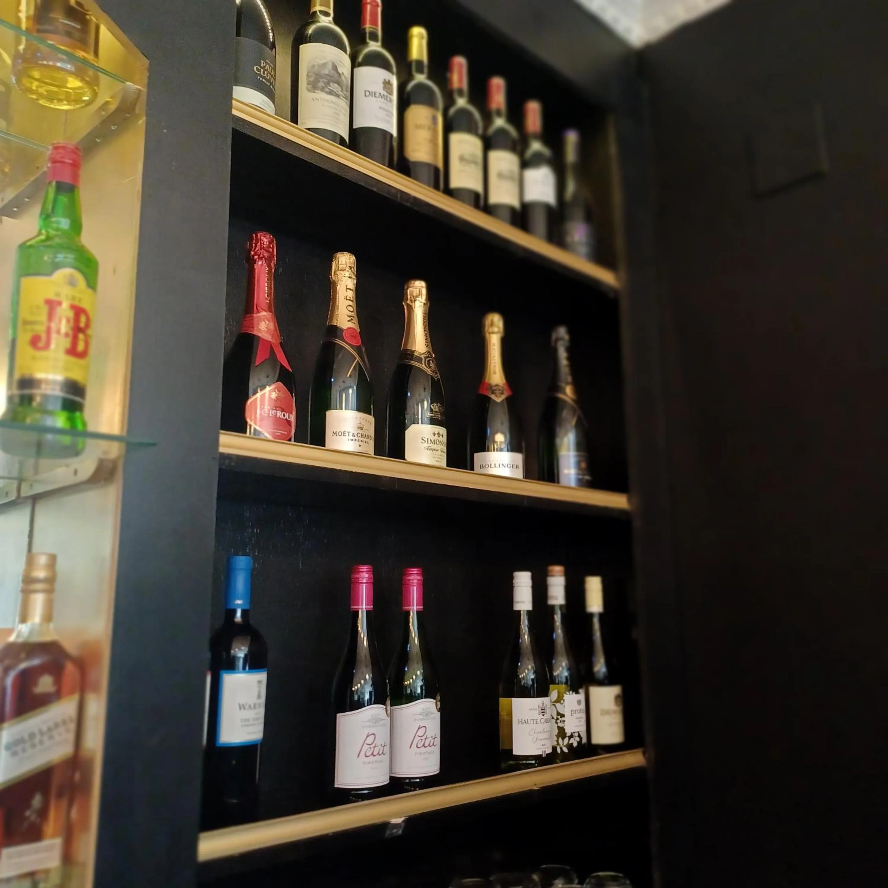 Lounge or bar in Redlands Hotel