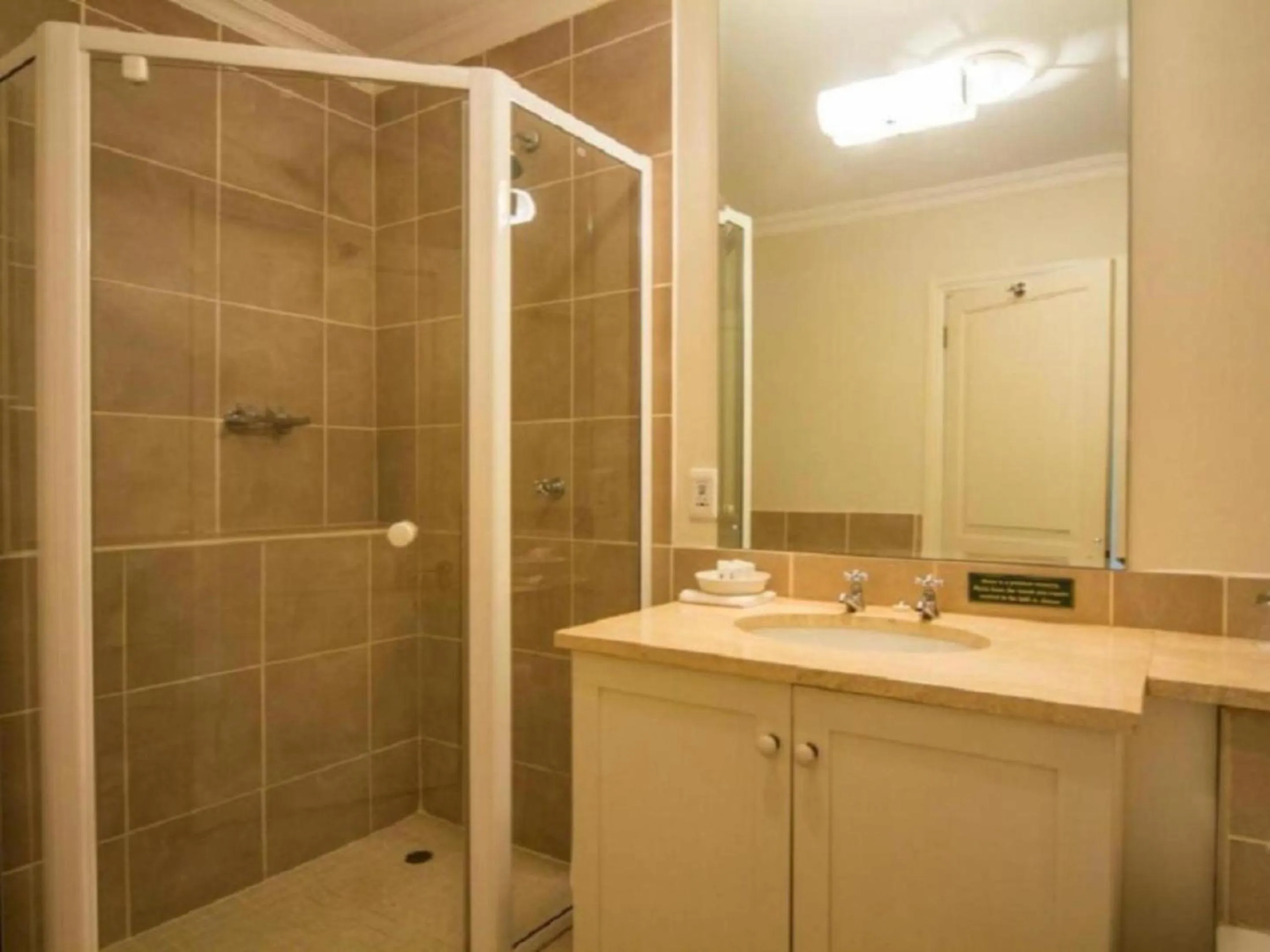 Shower in Redlands Hotel