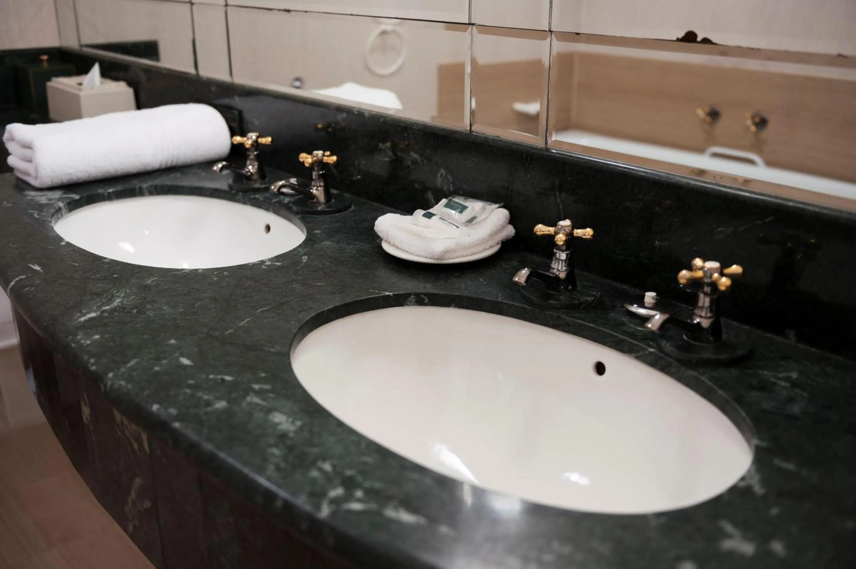 Bathroom in Redlands Hotel