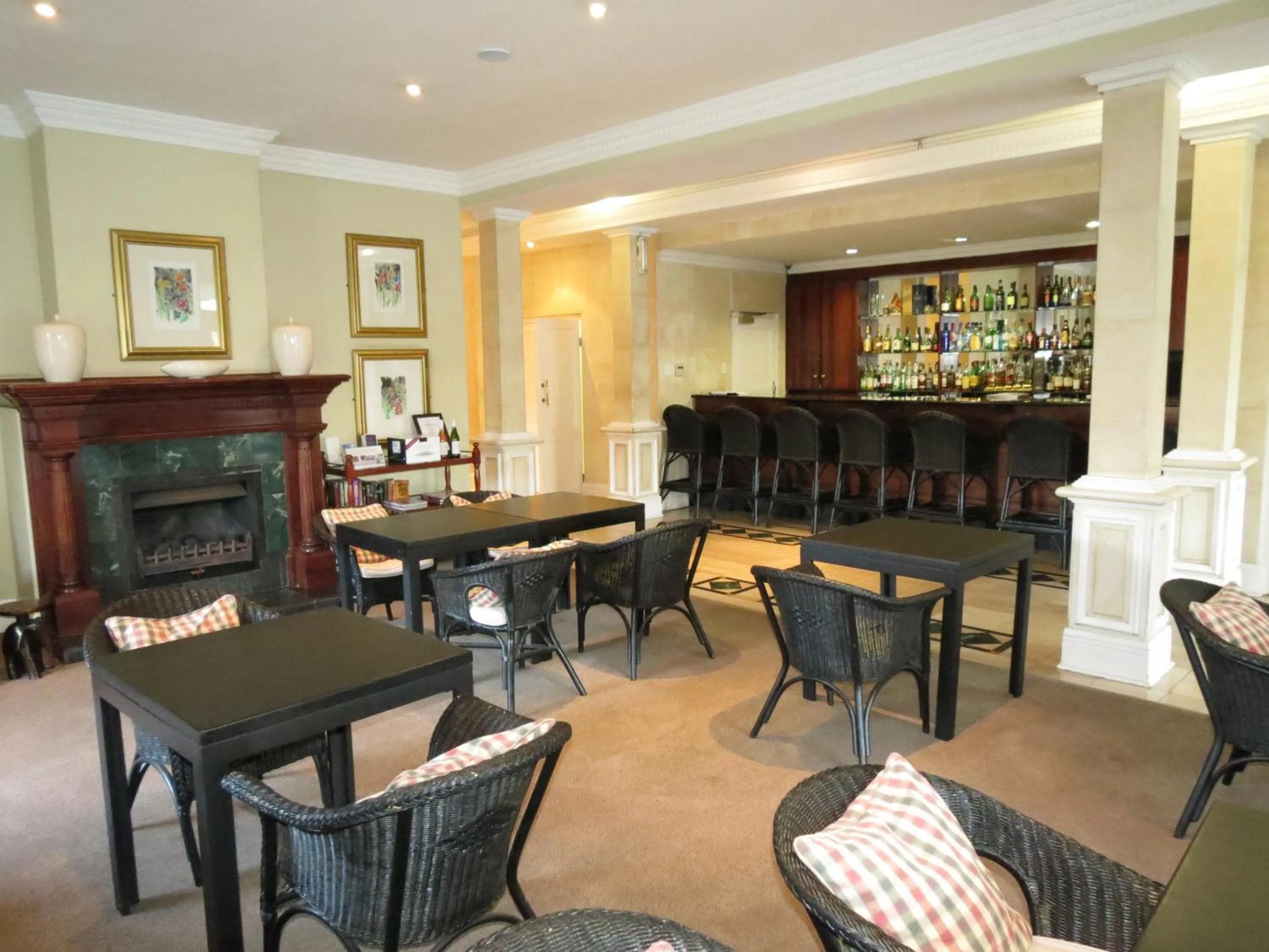Lounge or bar in Redlands Hotel