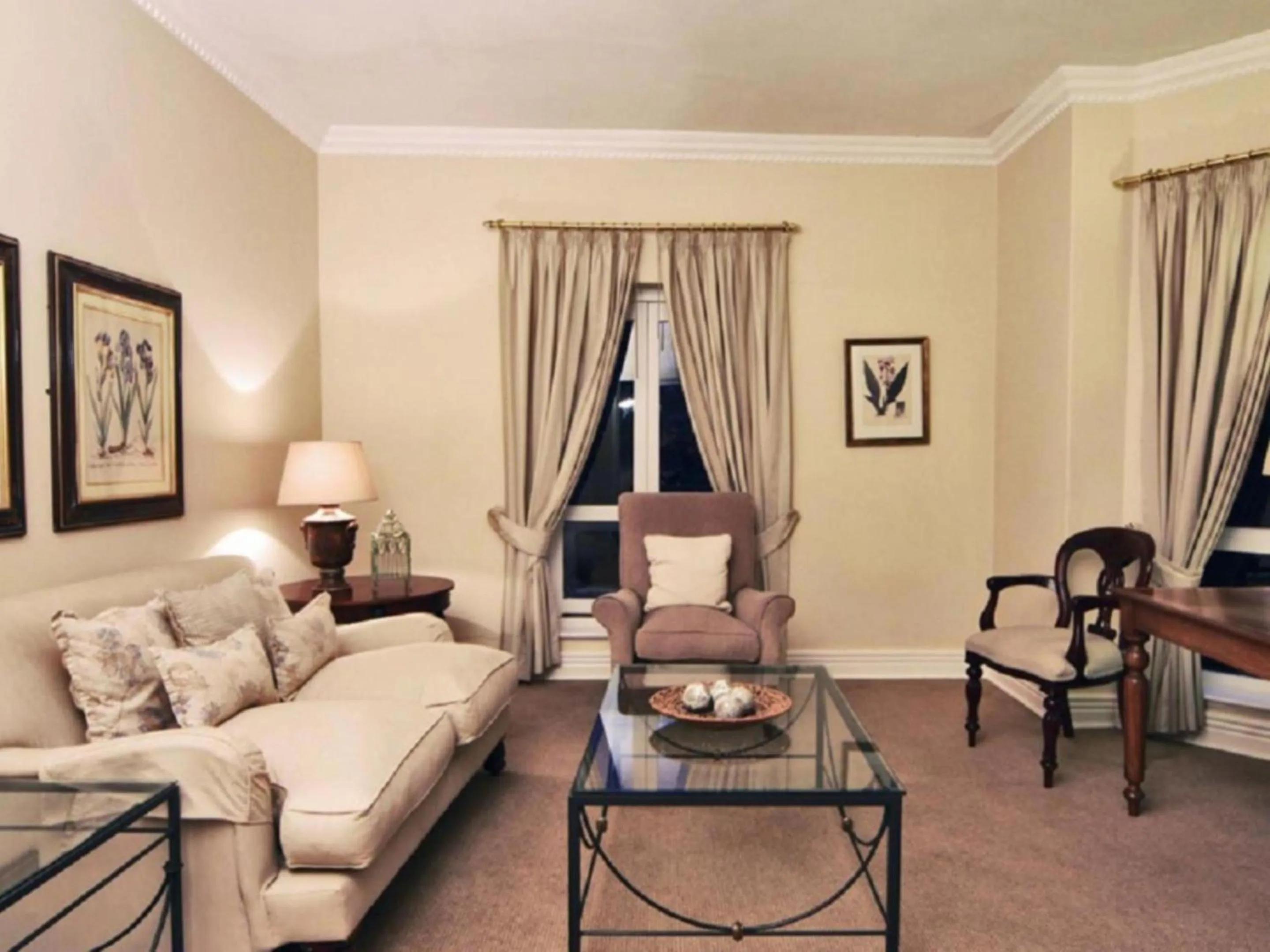 Living room in Redlands Hotel