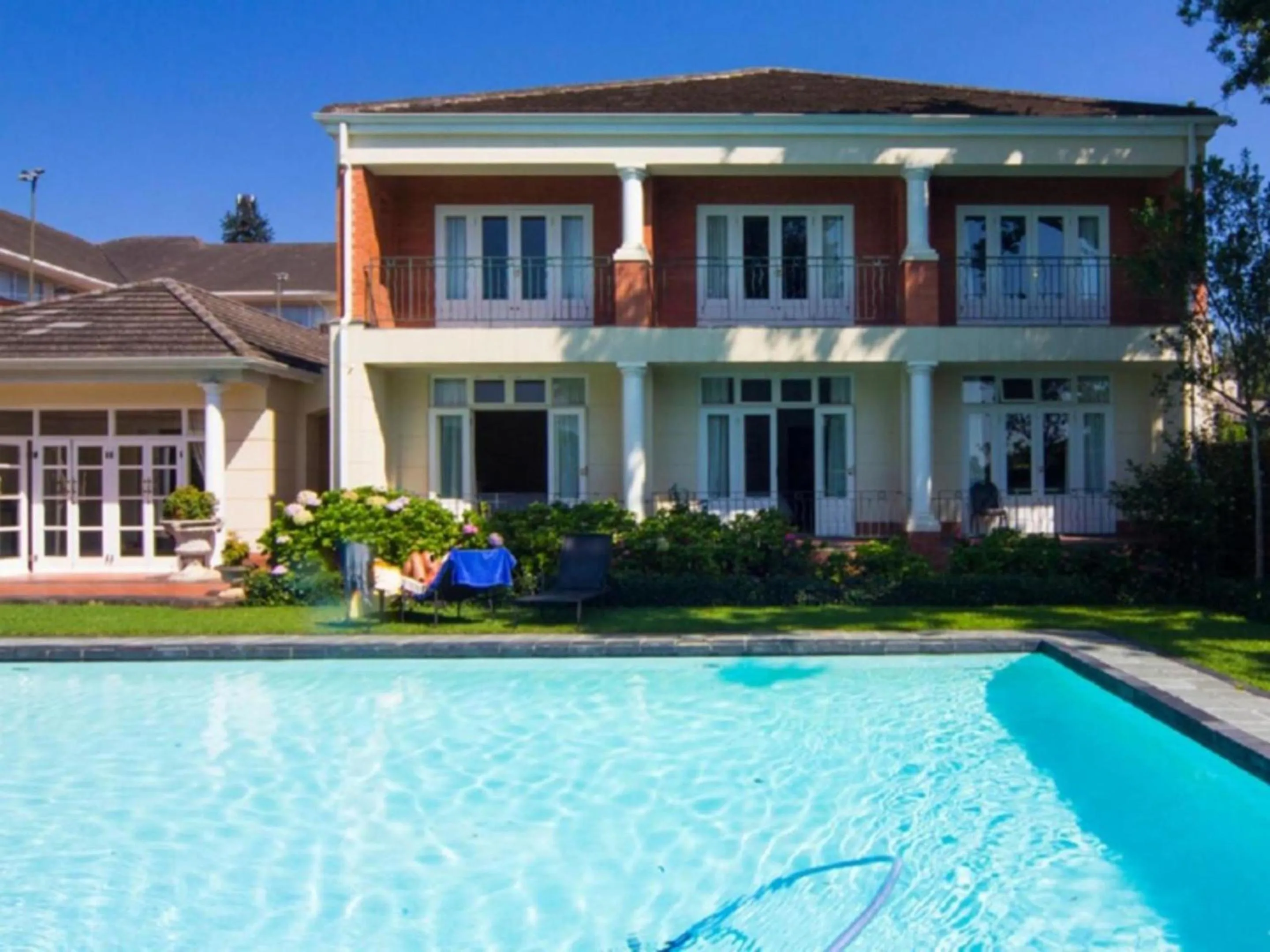 Swimming pool in Redlands Hotel