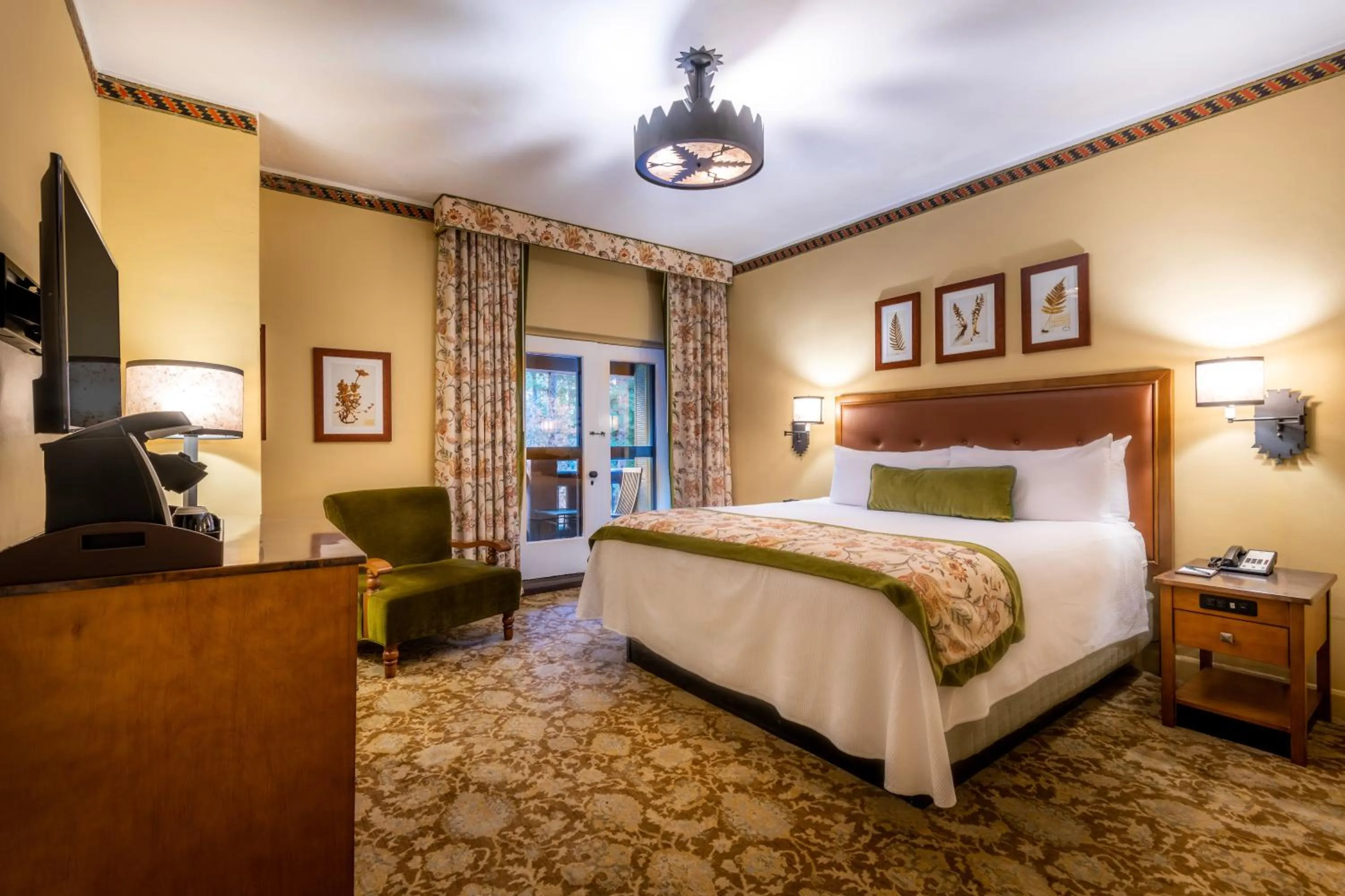 Photo of the whole room, Bed in The Ahwahnee