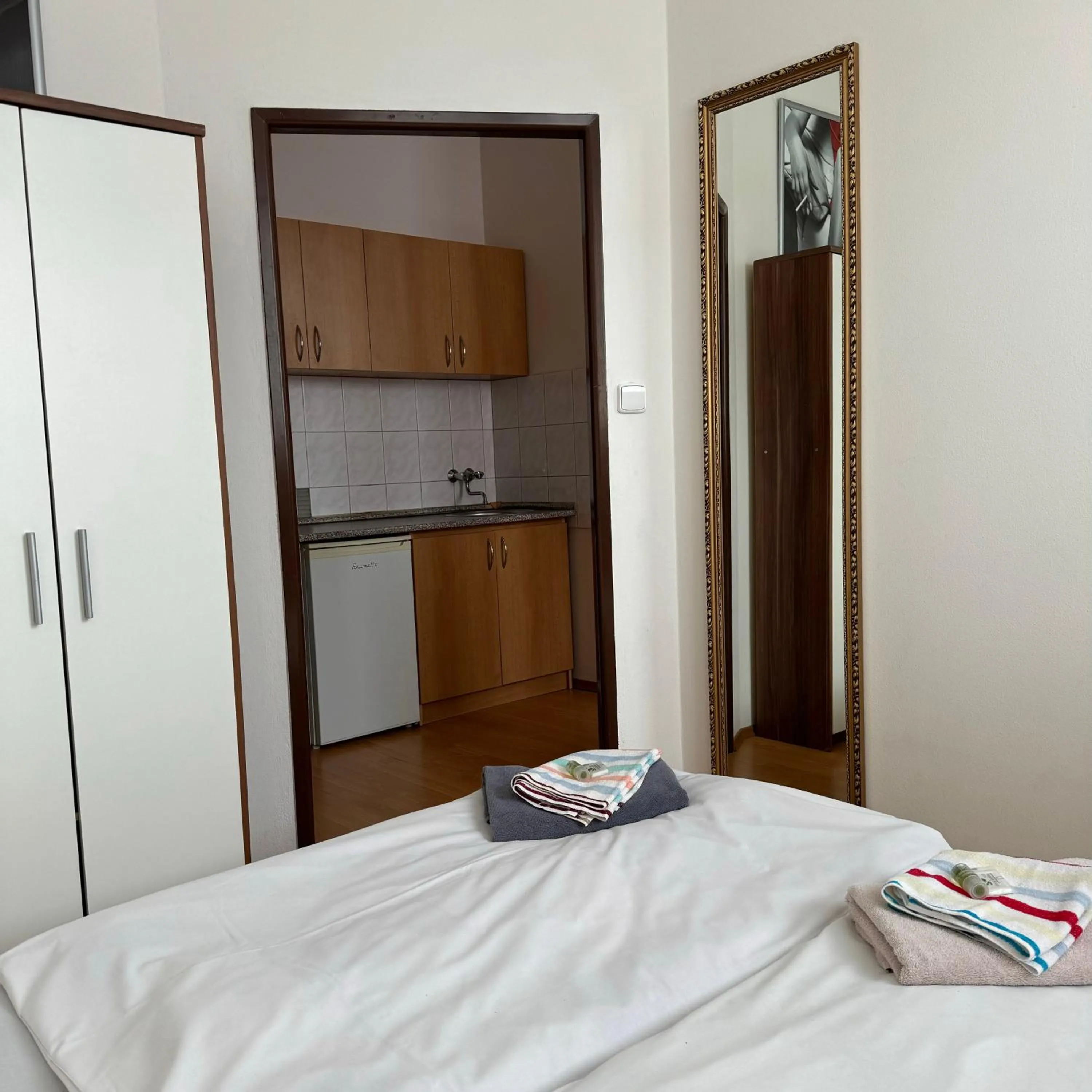 Kitchen or kitchenette, Bed in Hotel Avion