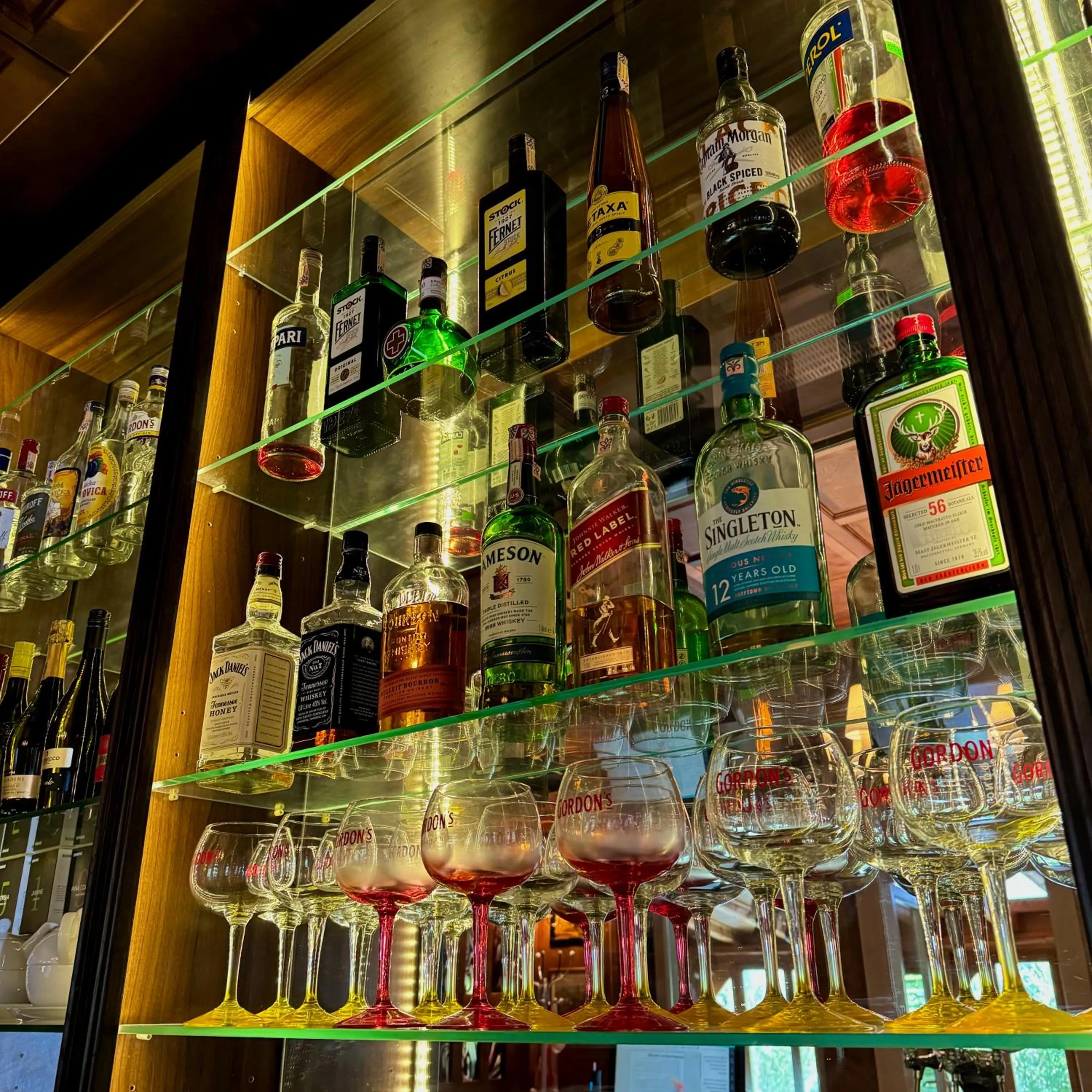 Restaurant/places to eat in Hotel Avion