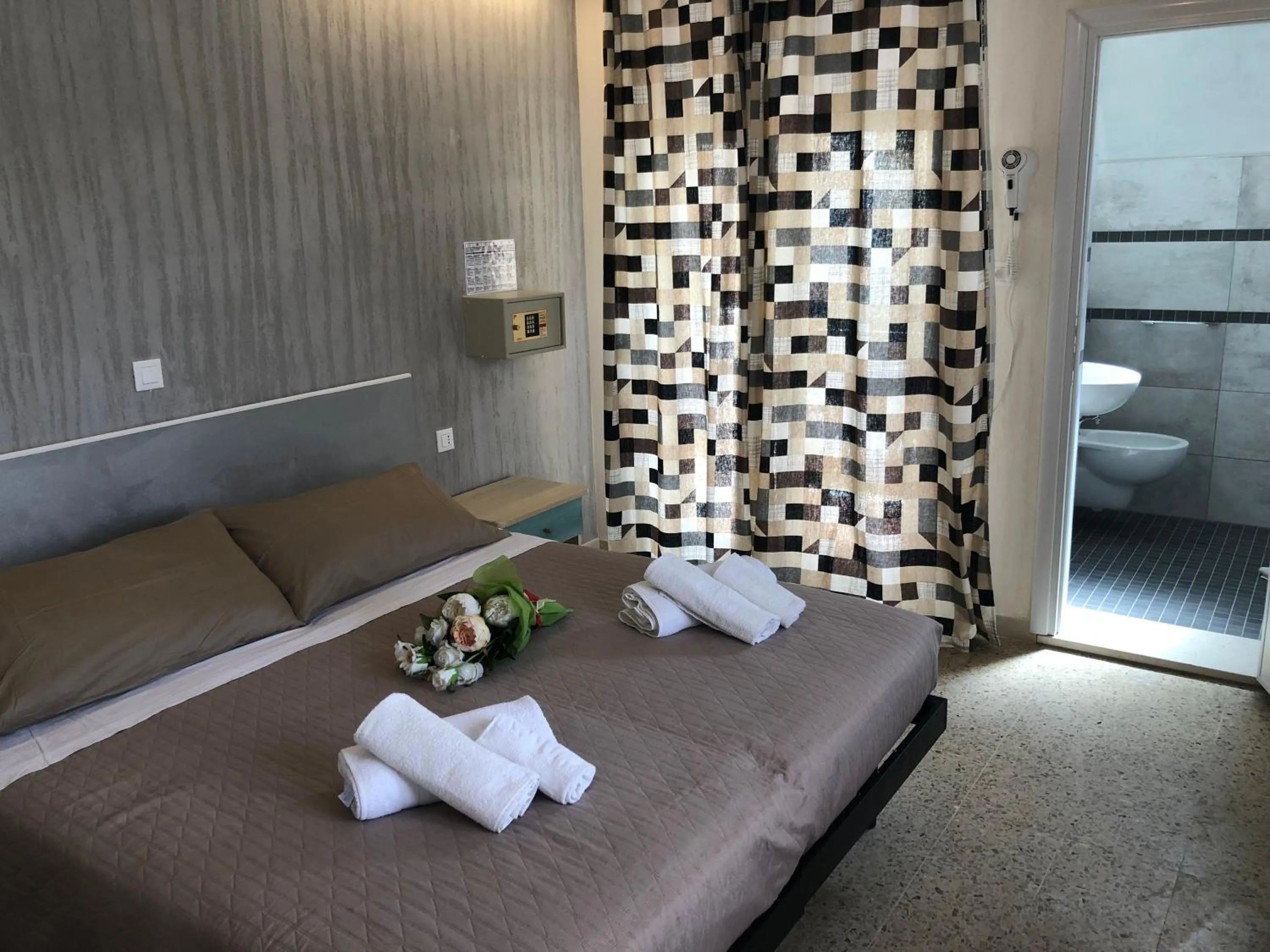 Shower, Bed in Hotel Monti