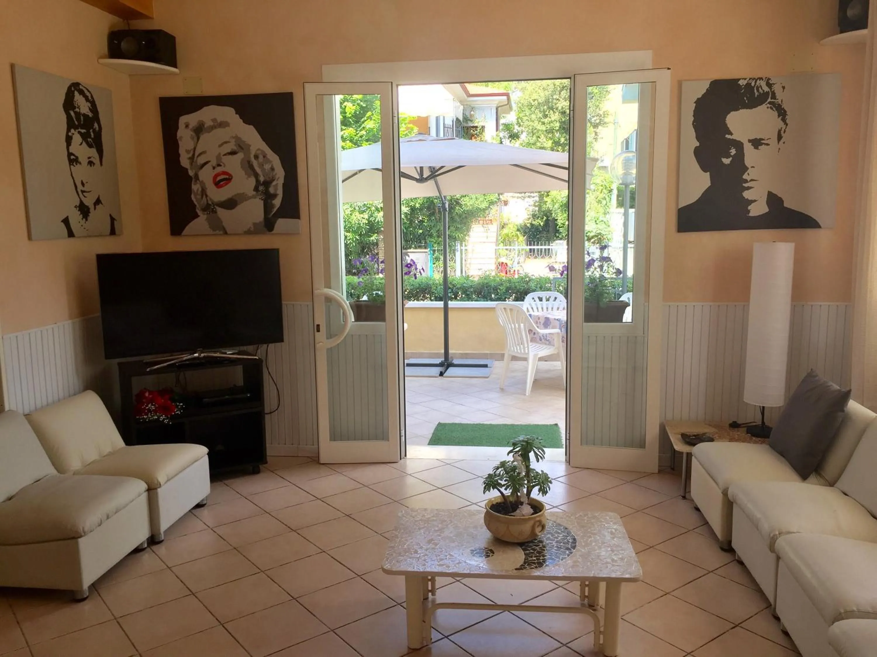 Communal lounge/ TV room in Hotel Monti