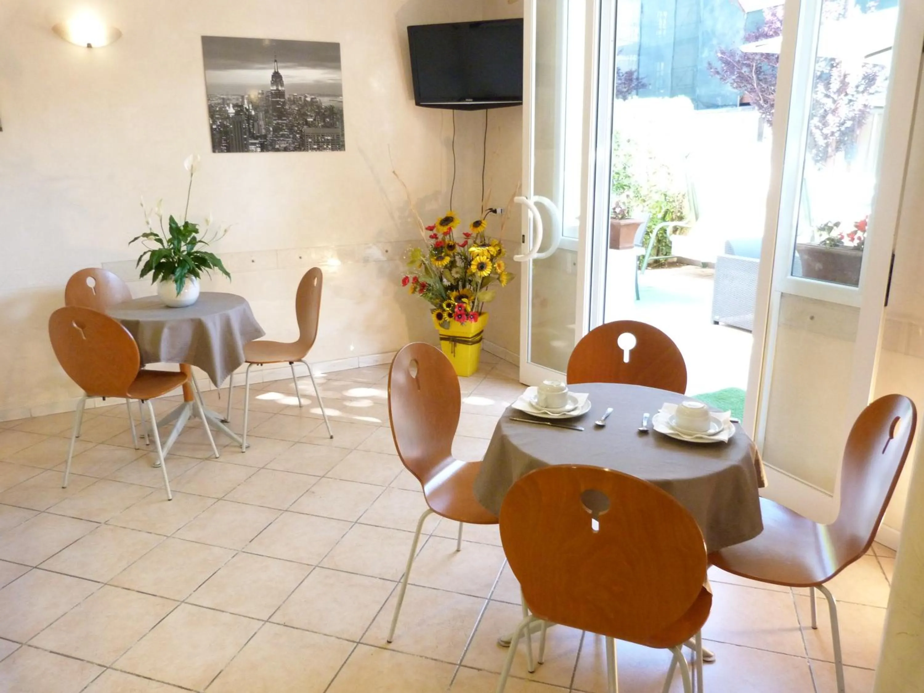 Restaurant/places to eat in Hotel Monti