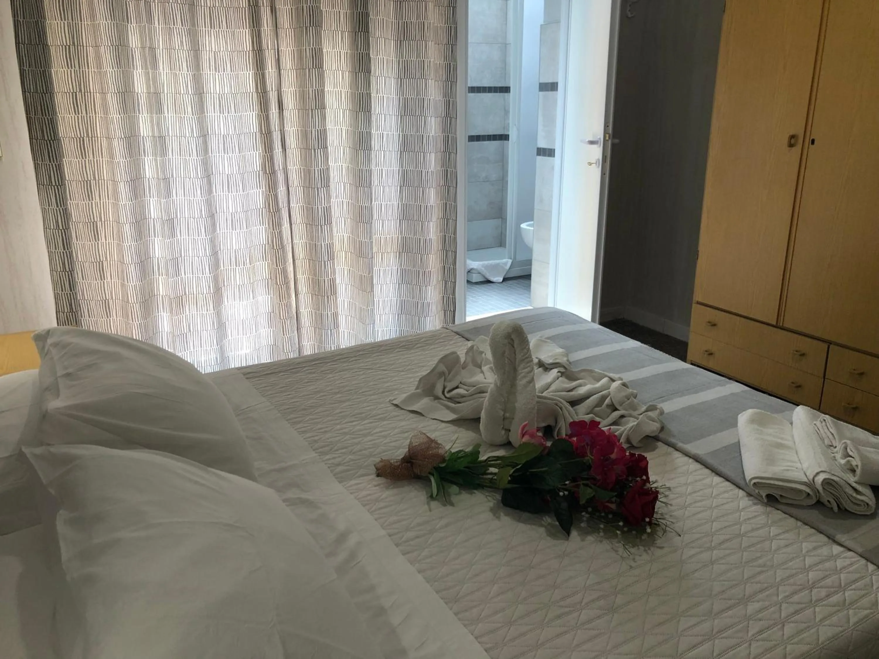 Shower, Bed in Hotel Monti