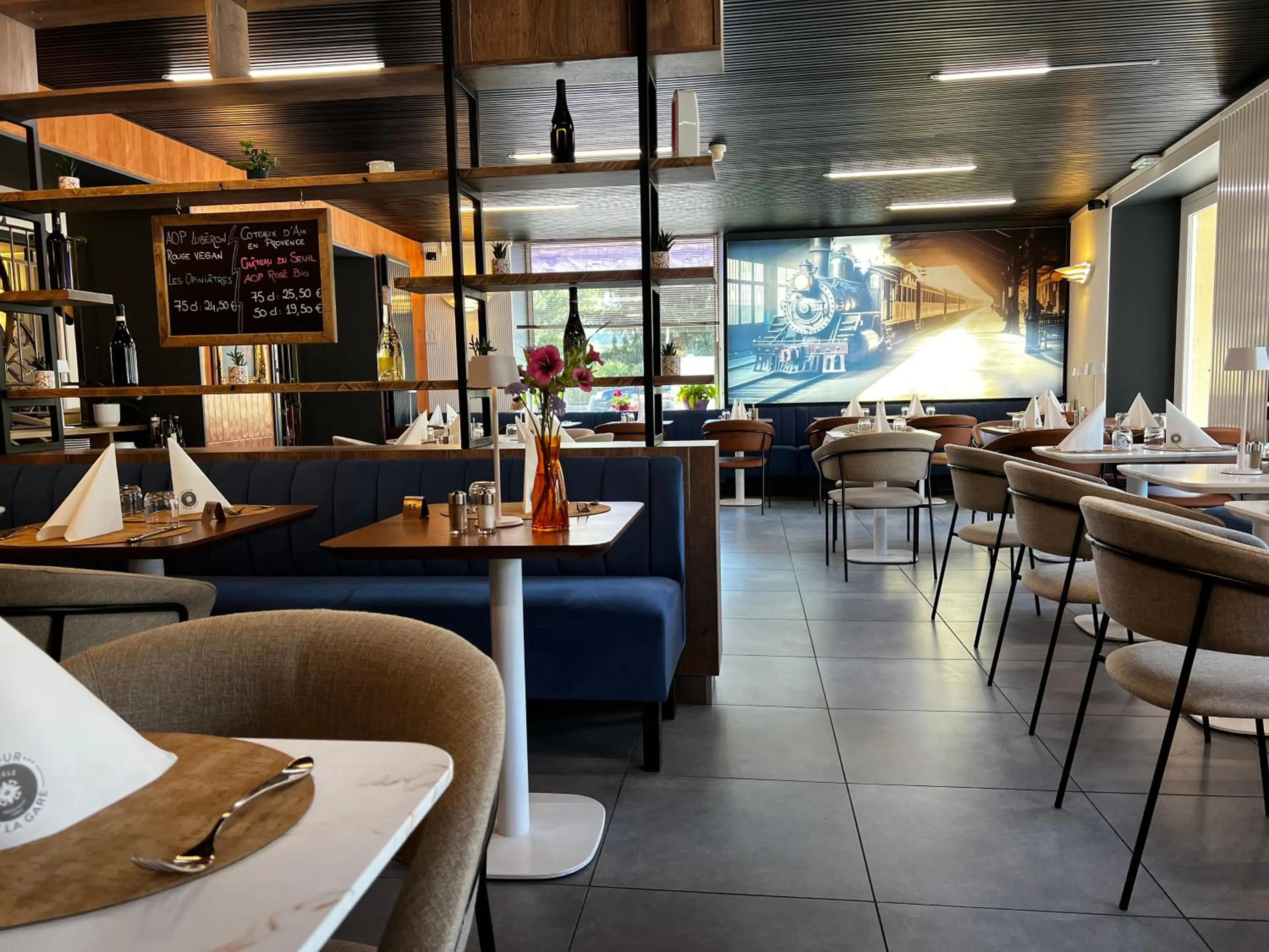 Restaurant/places to eat in Hôtel Lacour