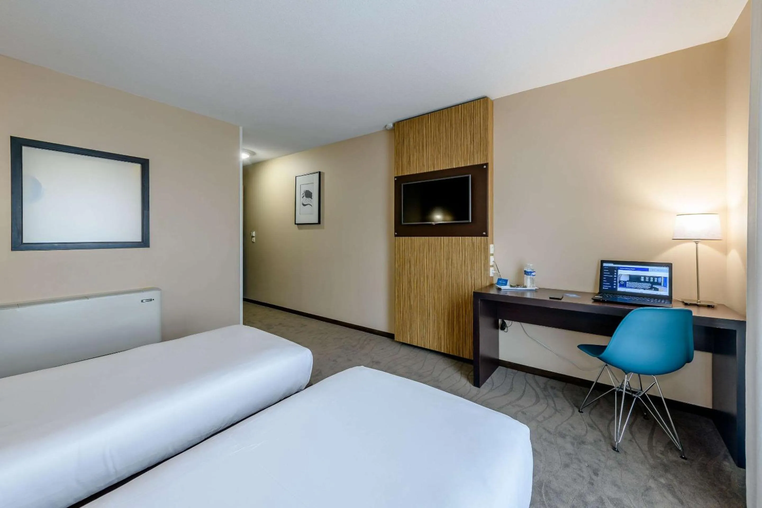 Bedroom, Bed in Comfort Aparthotel Bordeaux Begles Arena