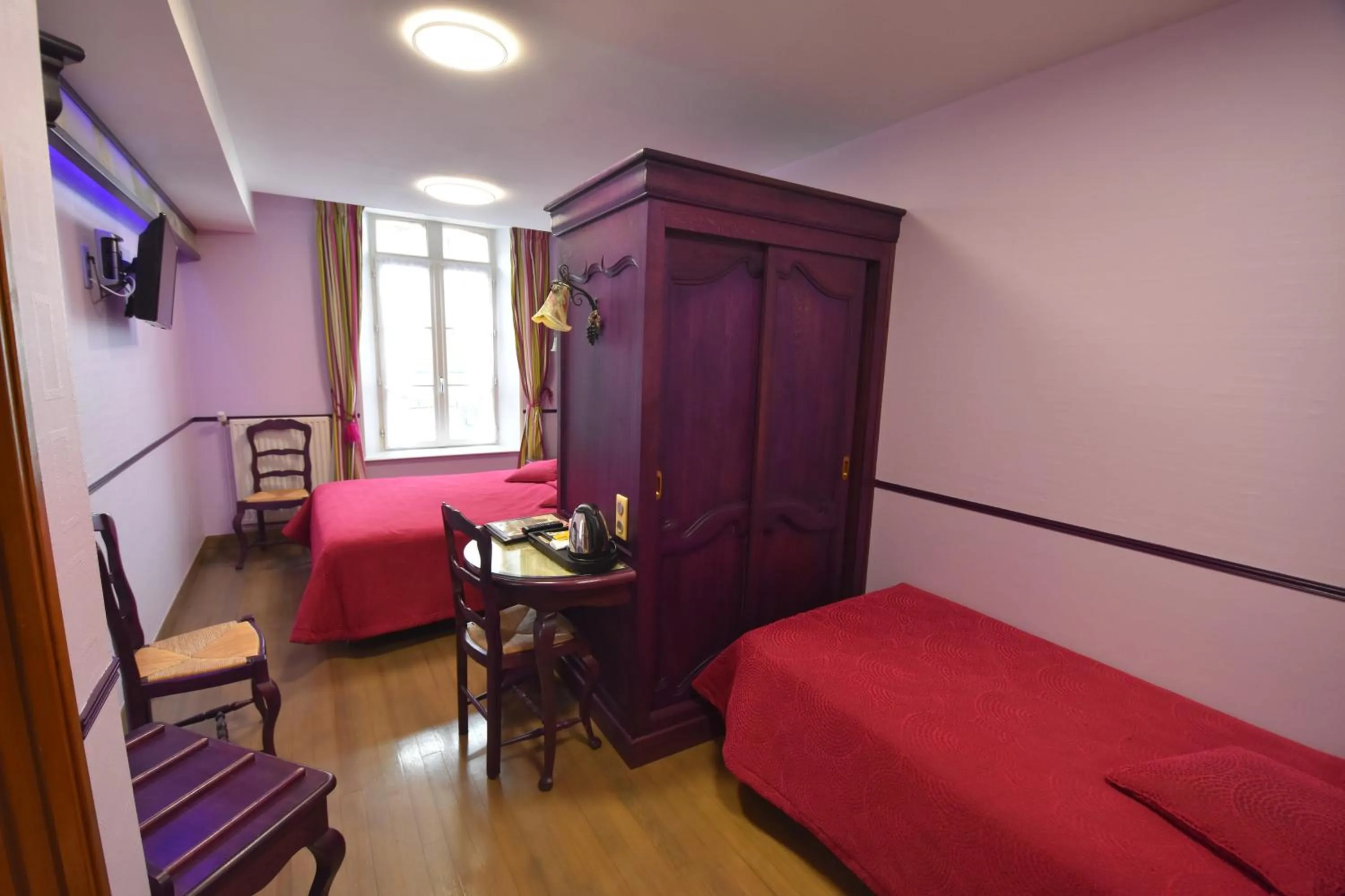 Bed in Hôtel De Calais