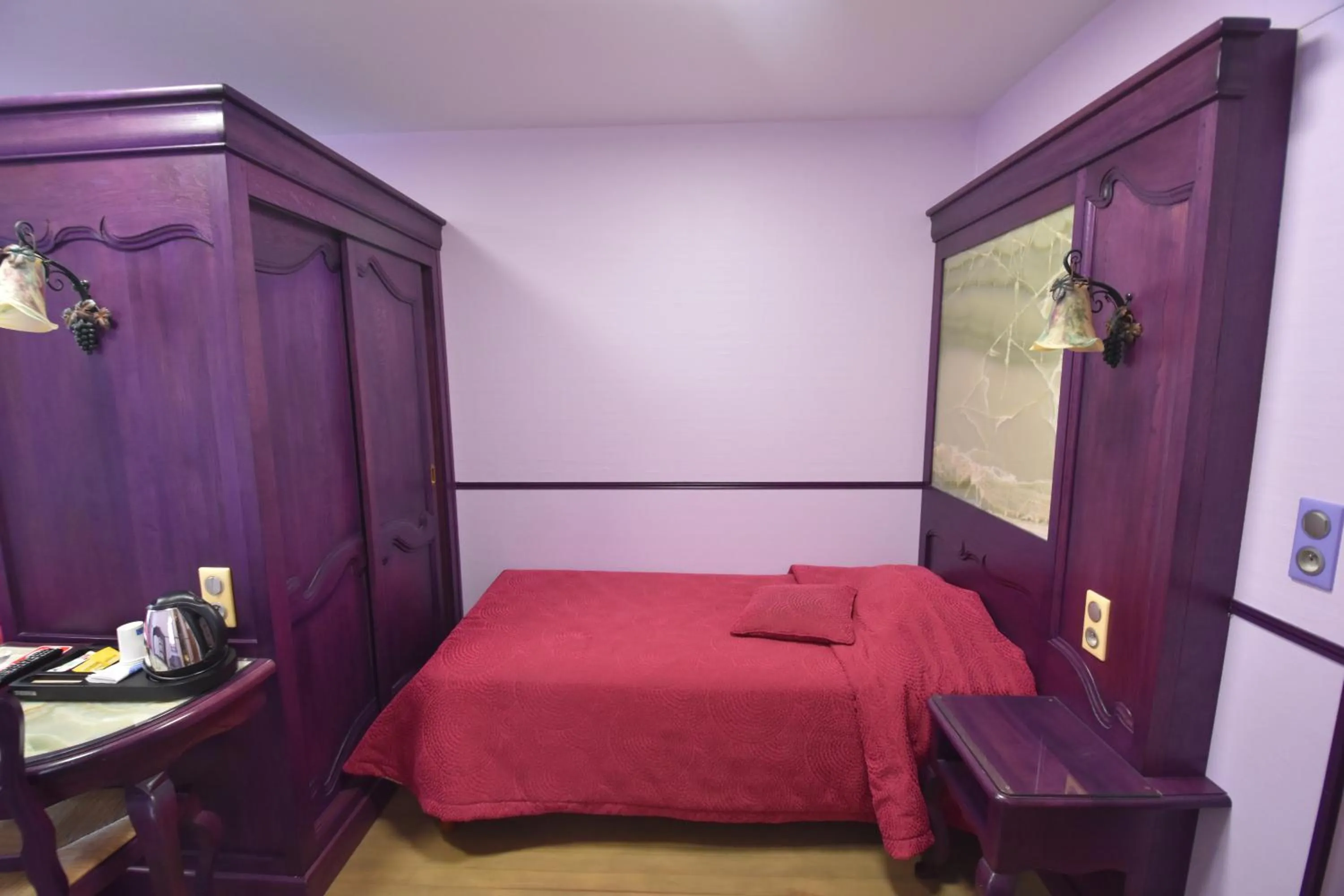 Bed in Hôtel De Calais