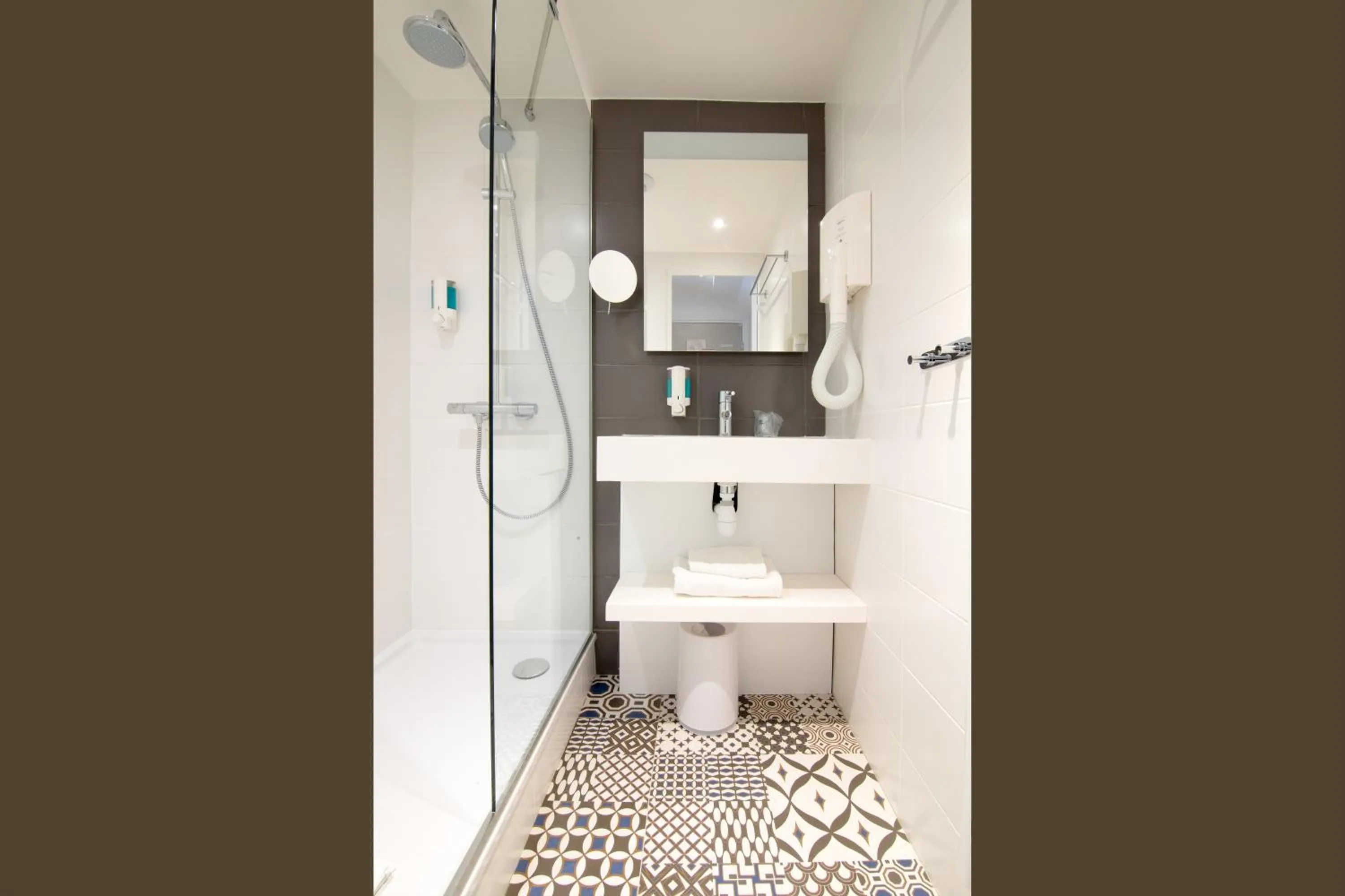 Shower in La Regence