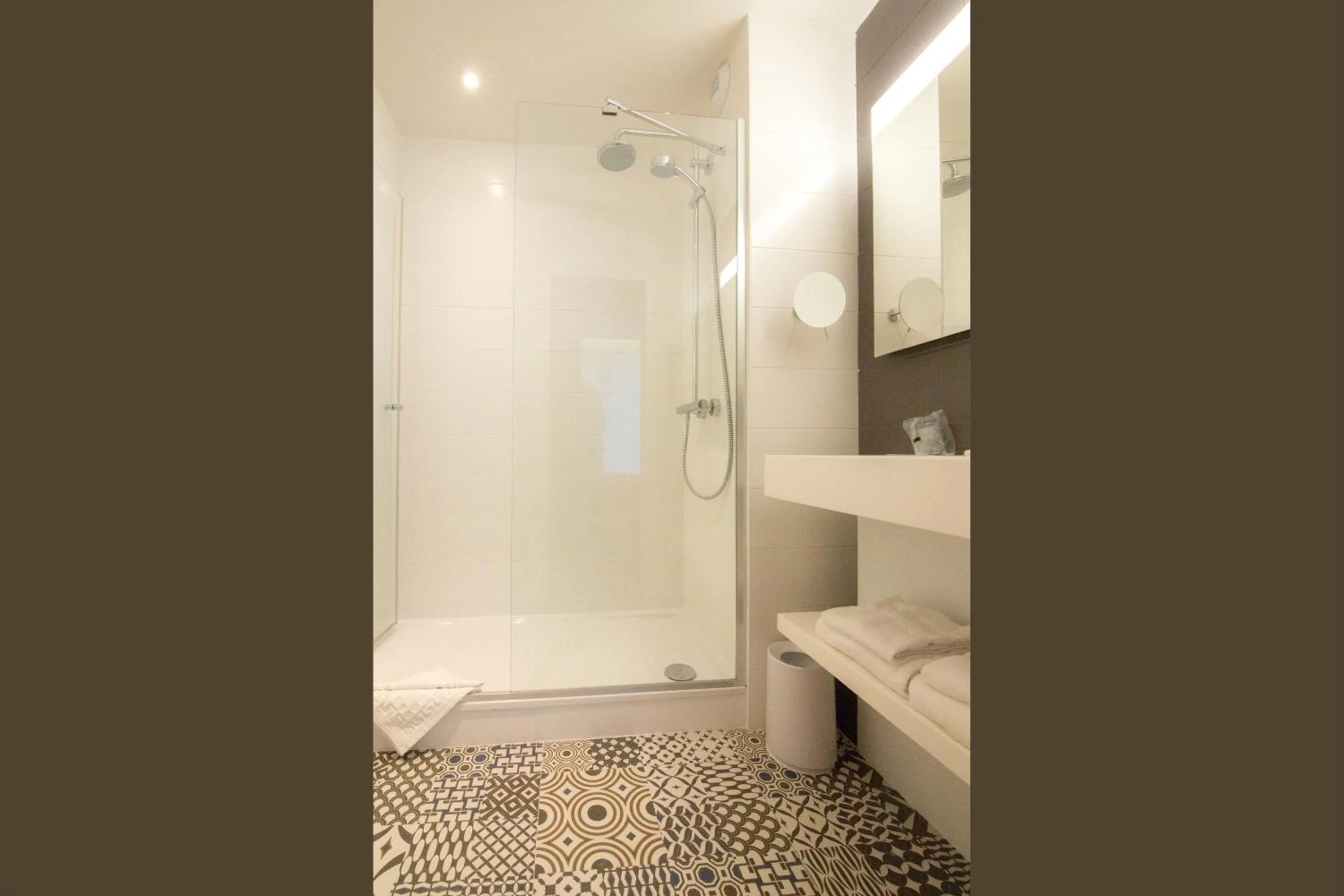 Shower in La Regence