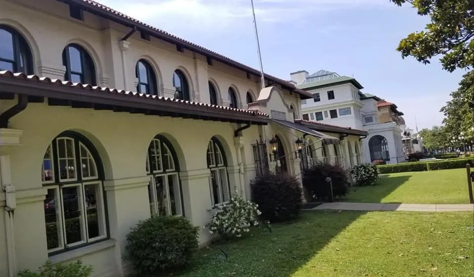 Property building in Hotel Hale