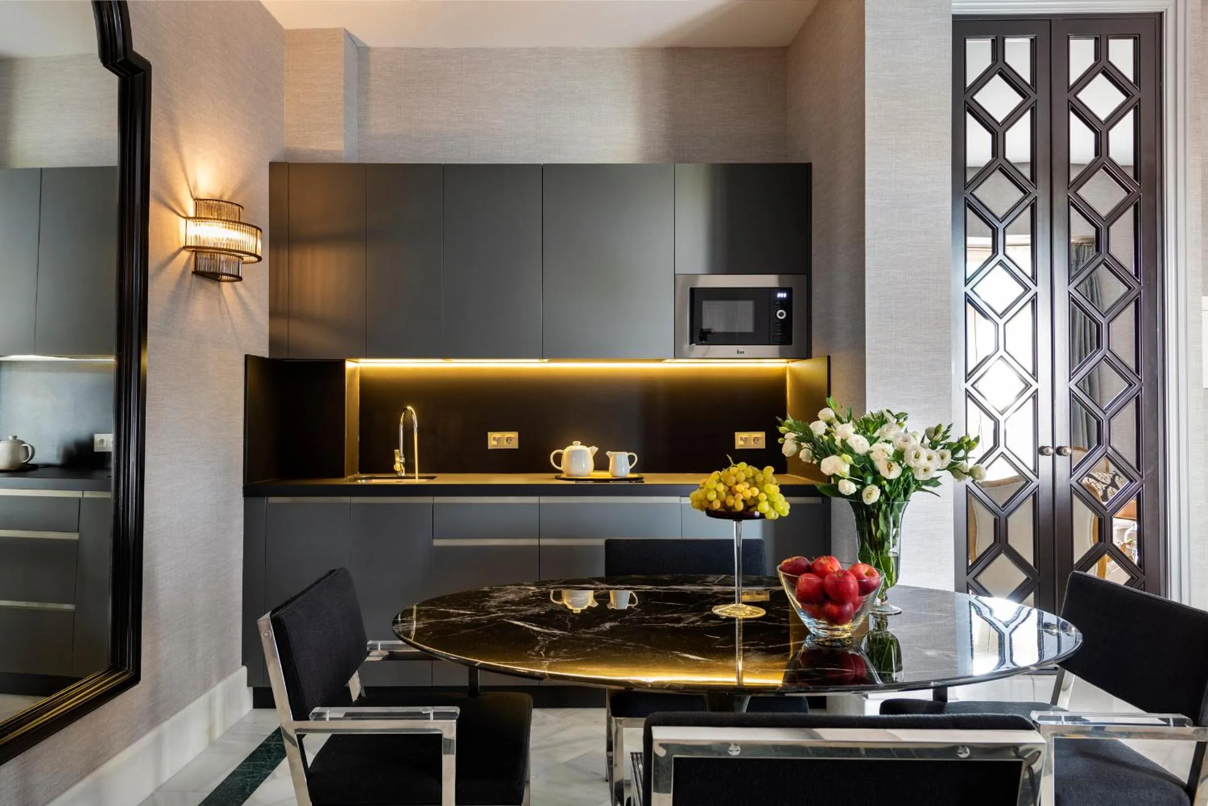Kitchen or kitchenette in Casa de Triana Luxury Suites by Casa del Poeta