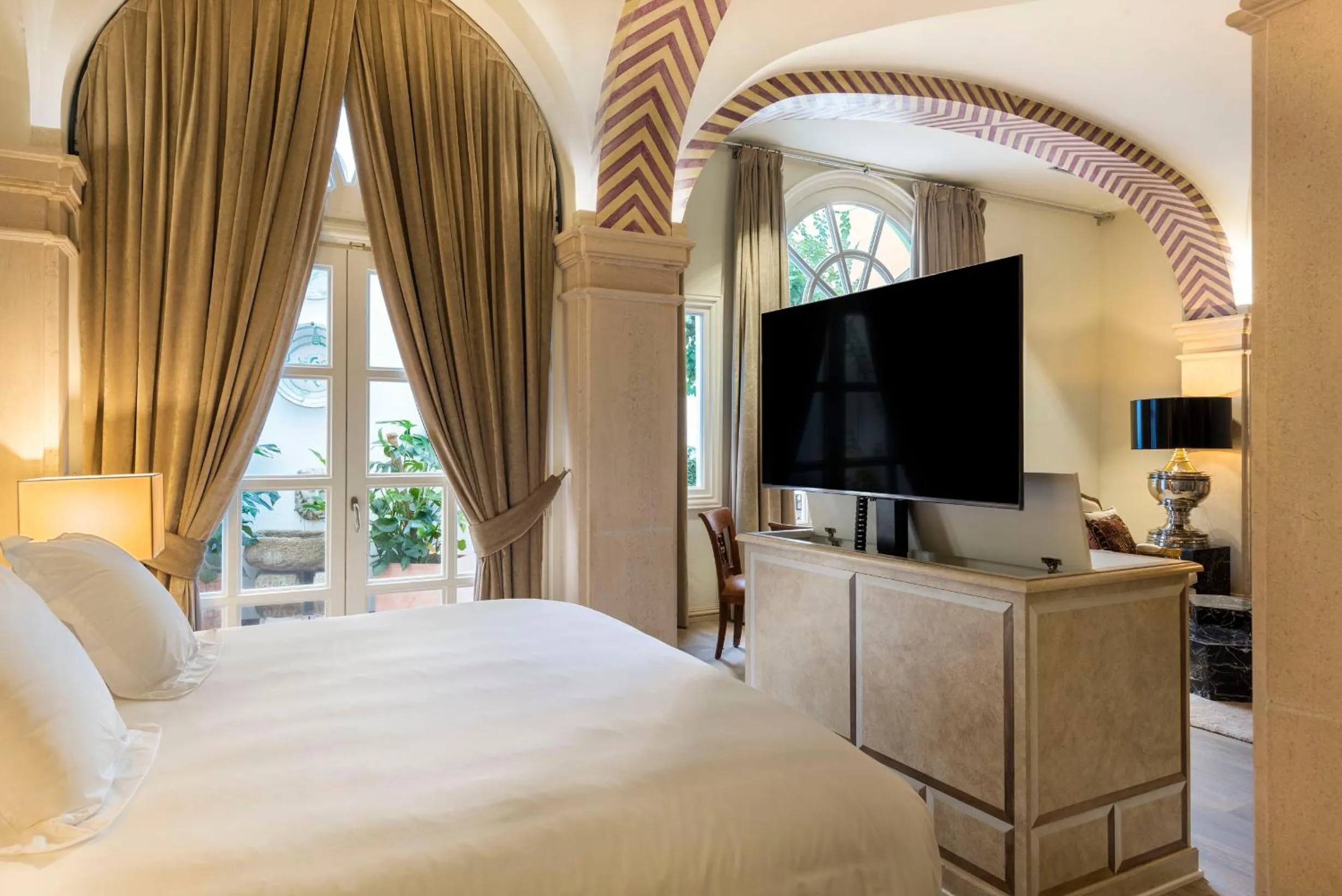 Bed in Casa de Triana Luxury Suites by Casa del Poeta