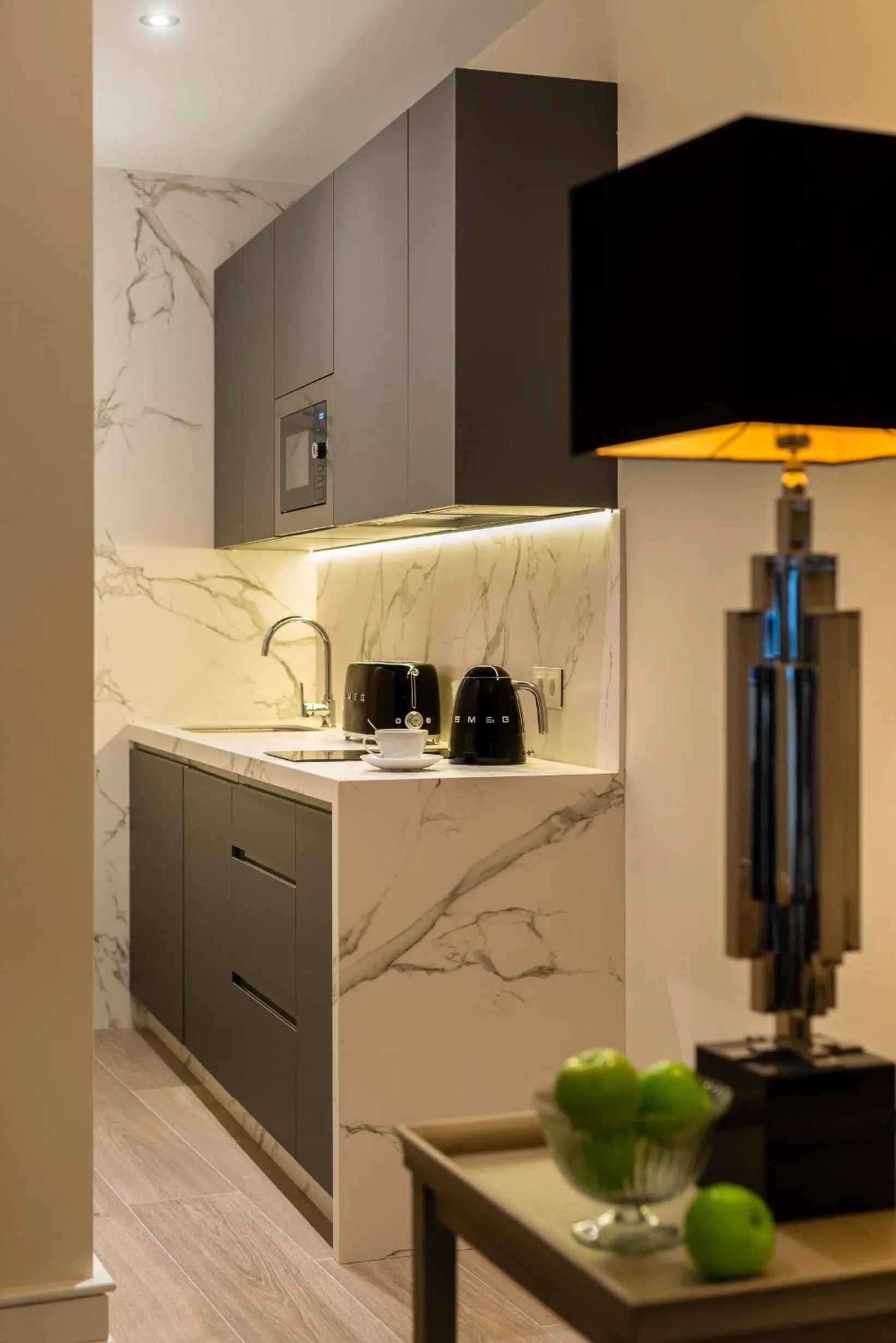 Kitchen or kitchenette in Casa de Triana Luxury Suites by Casa del Poeta