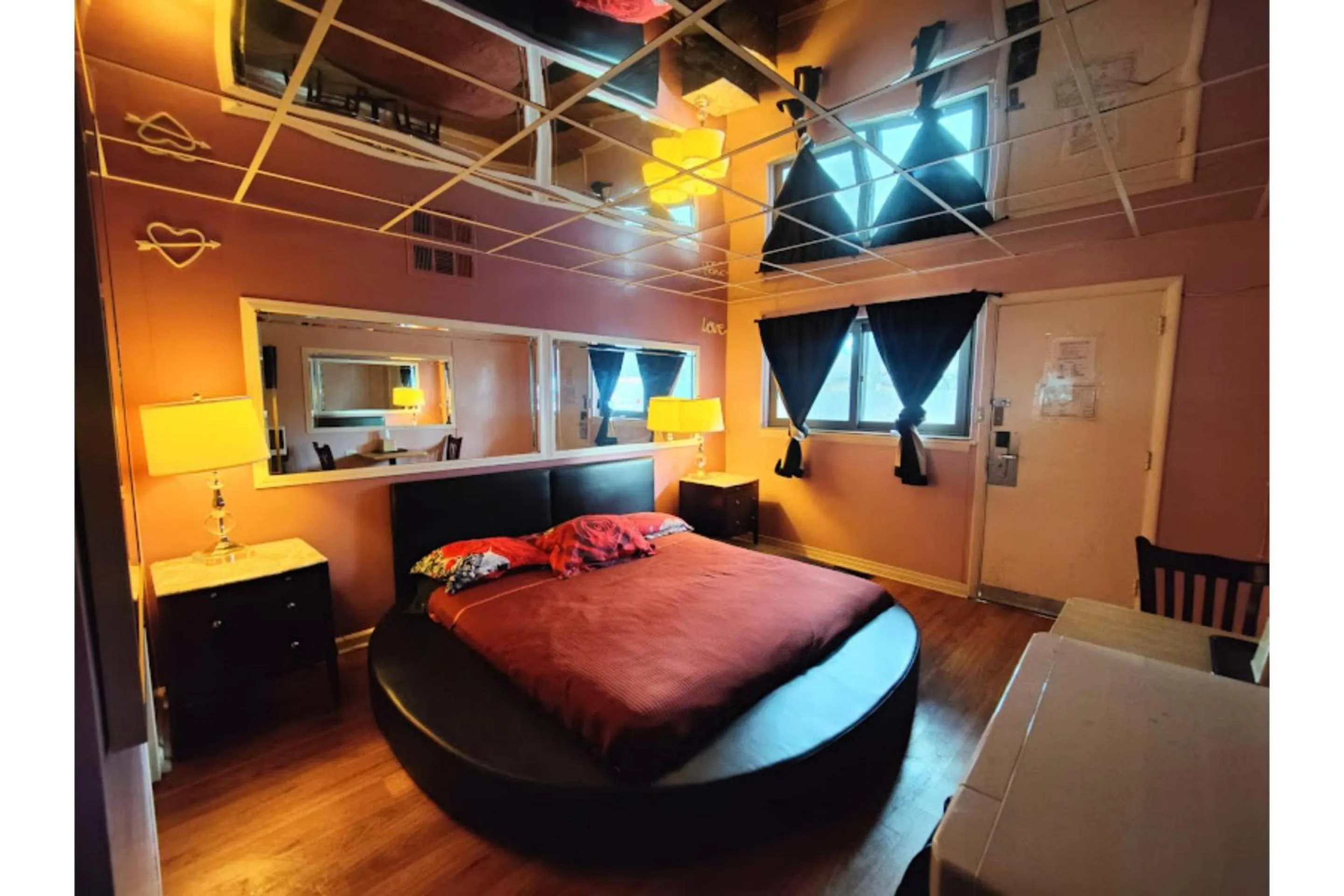 Deluxe King Bed Smoking in Motel Edgebrook Chicago North Shore By Oyo