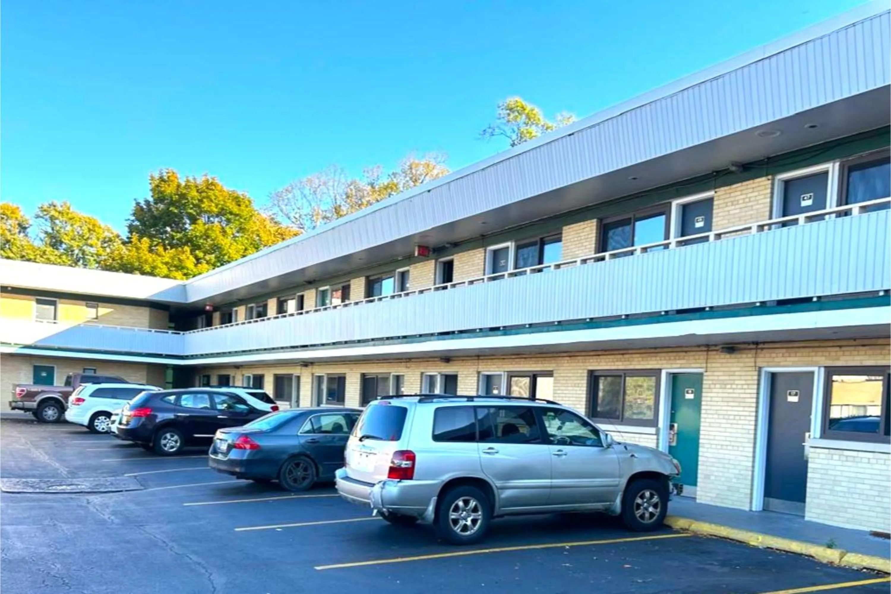 Parking in Motel Edgebrook Chicago North Shore By Oyo