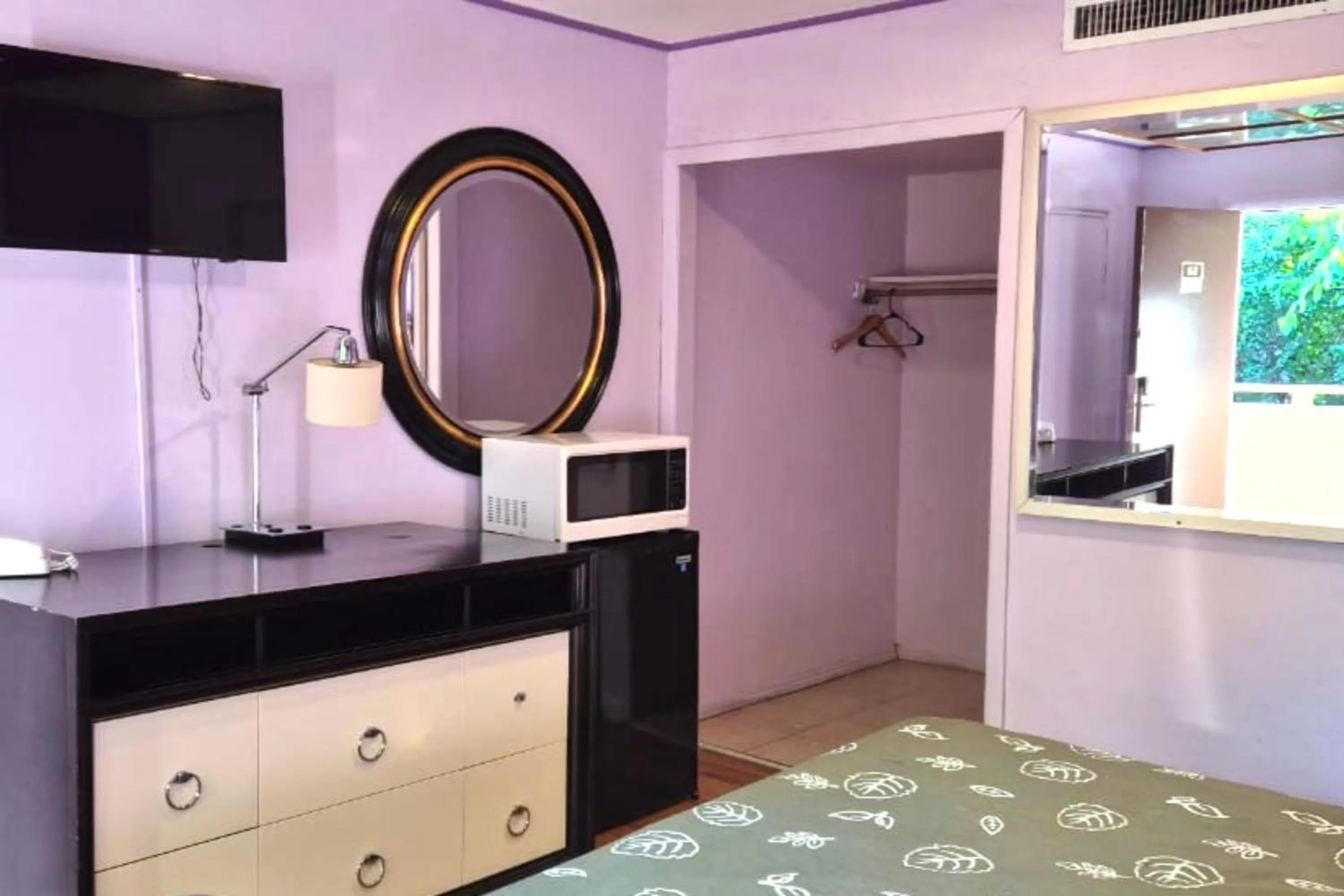 Bedroom in Motel Edgebrook Chicago North Shore By Oyo