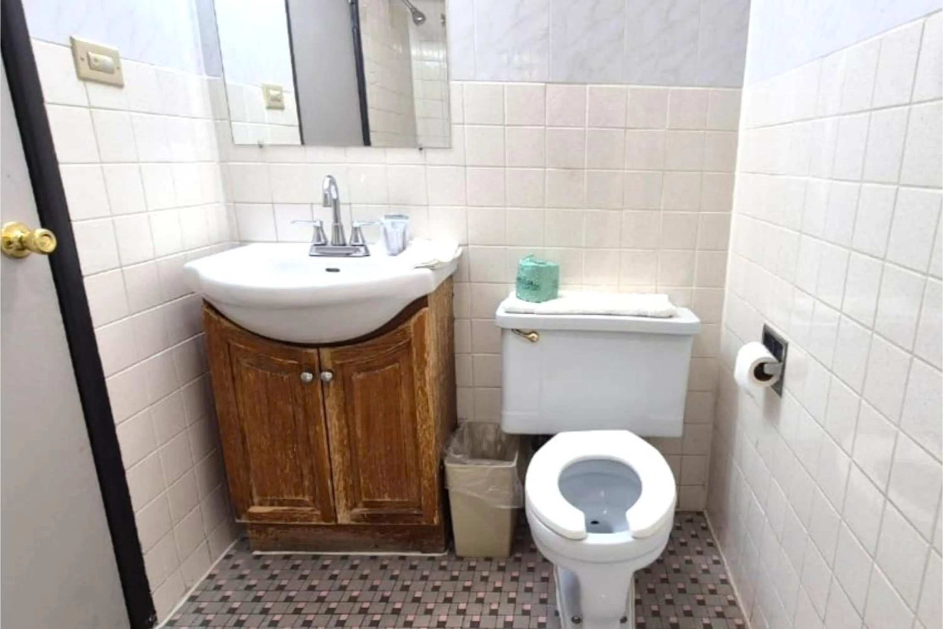 Bathroom in Motel Edgebrook Chicago North Shore By Oyo