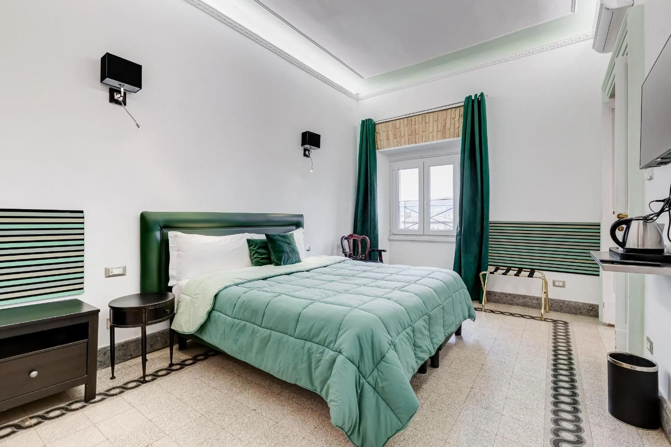 Photo of the whole room, Bed in Navona Queen Rooftop