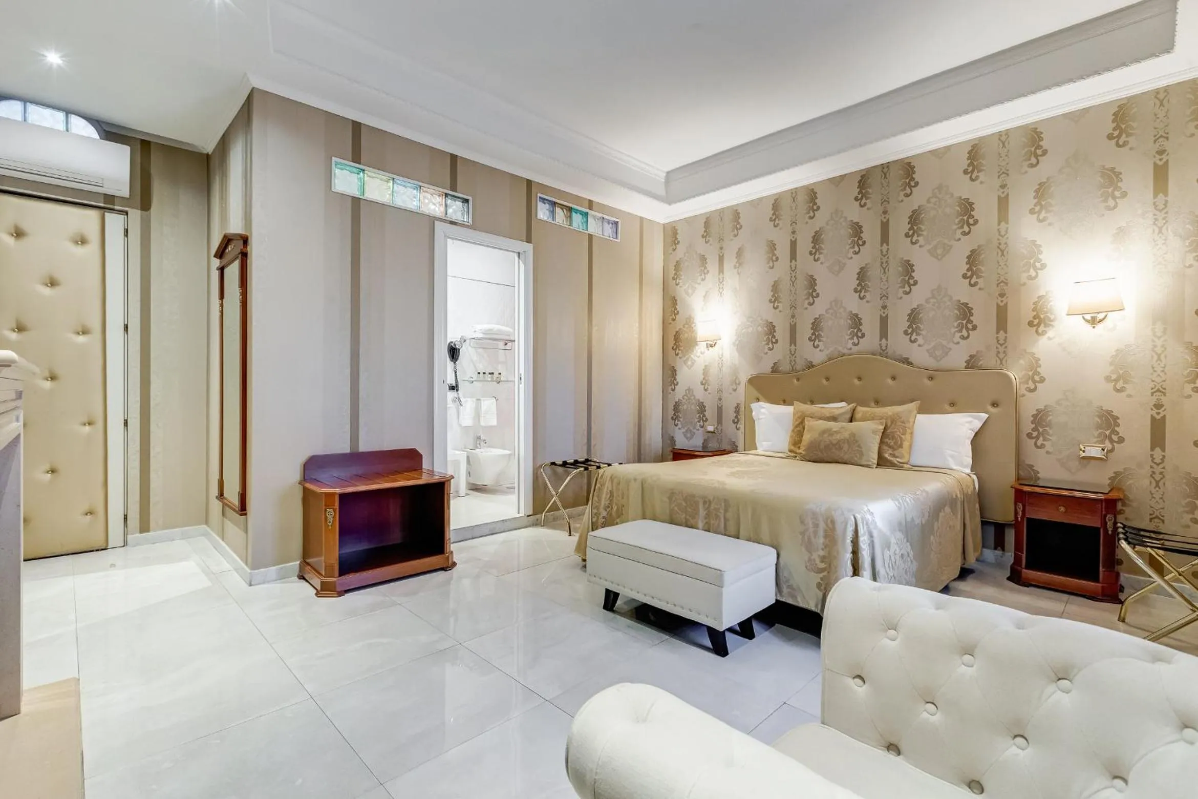 Photo of the whole room, Bed in Navona Queen Rooftop