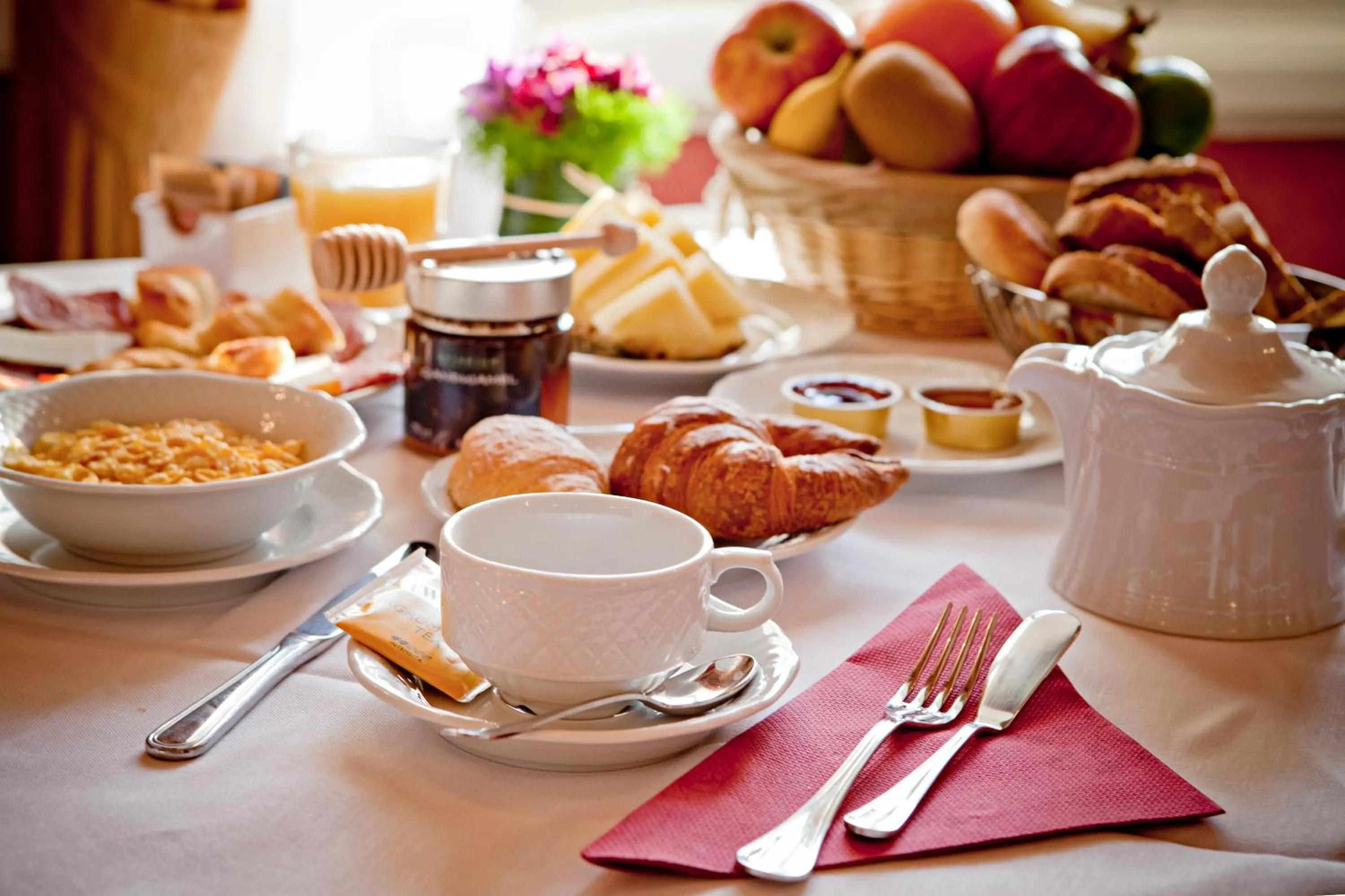 Food and drinks in Navona Queen Rooftop