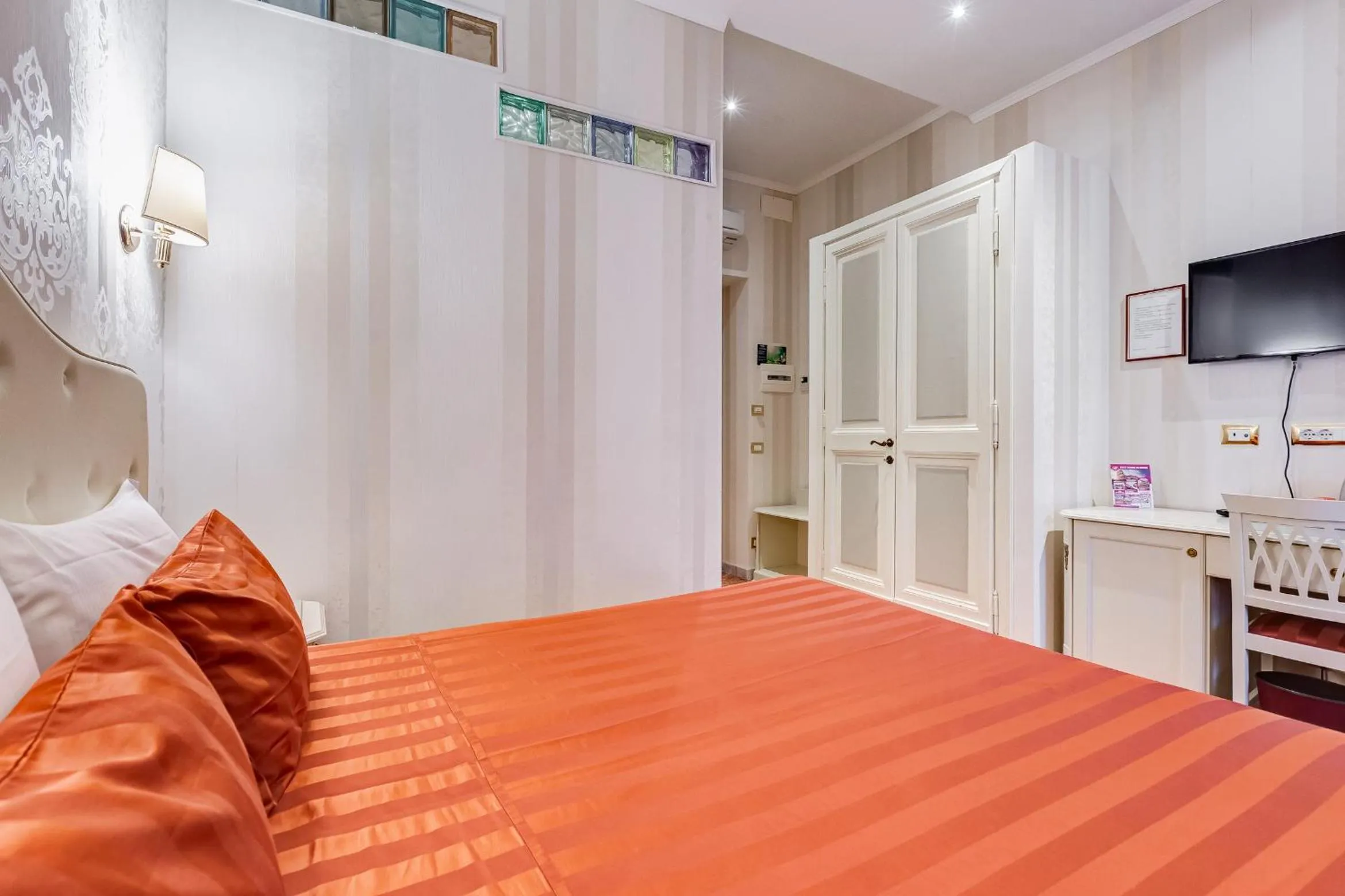 Photo of the whole room, Bed in Navona Queen Rooftop