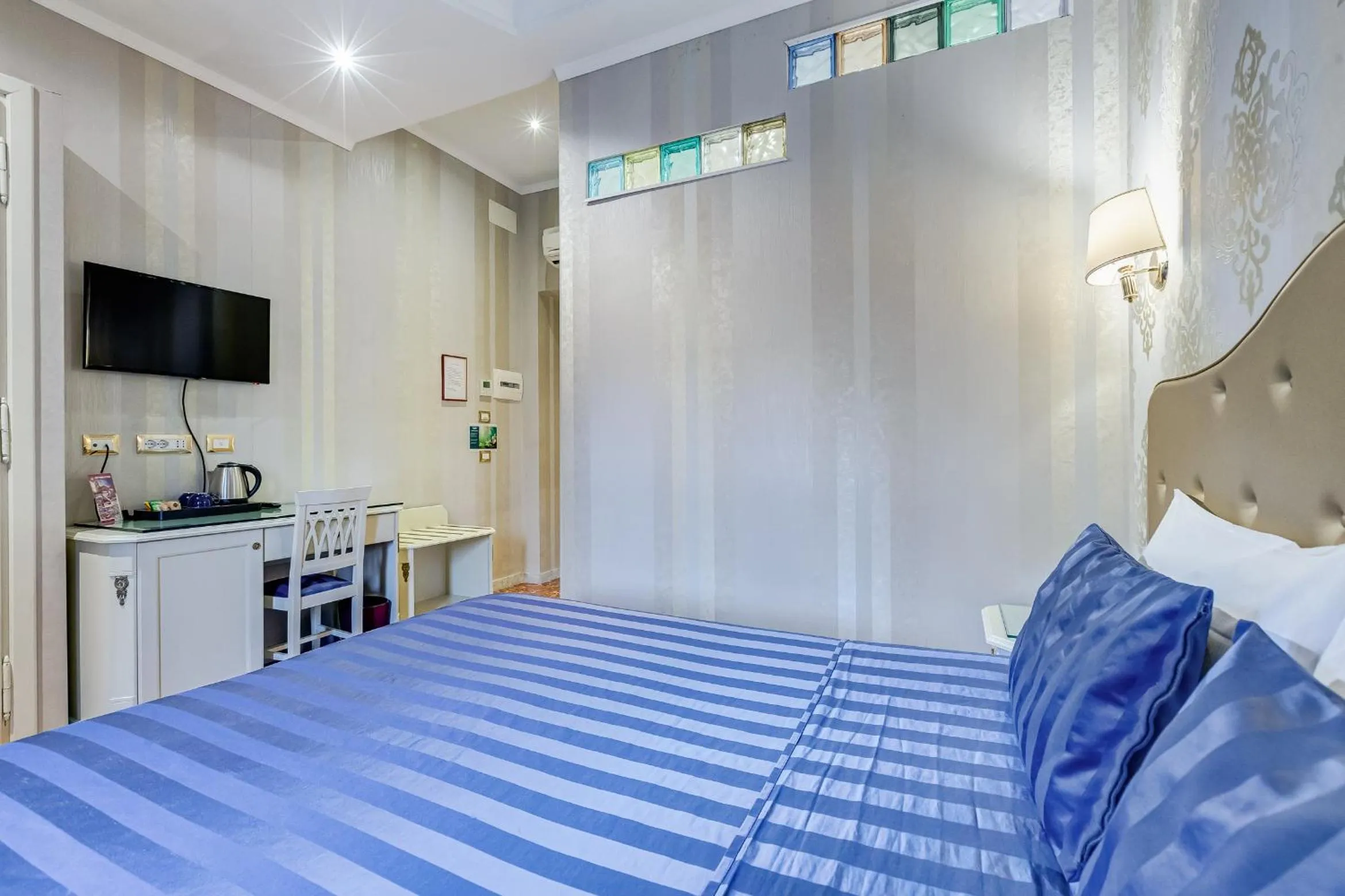 Photo of the whole room, Bed in Navona Queen Rooftop