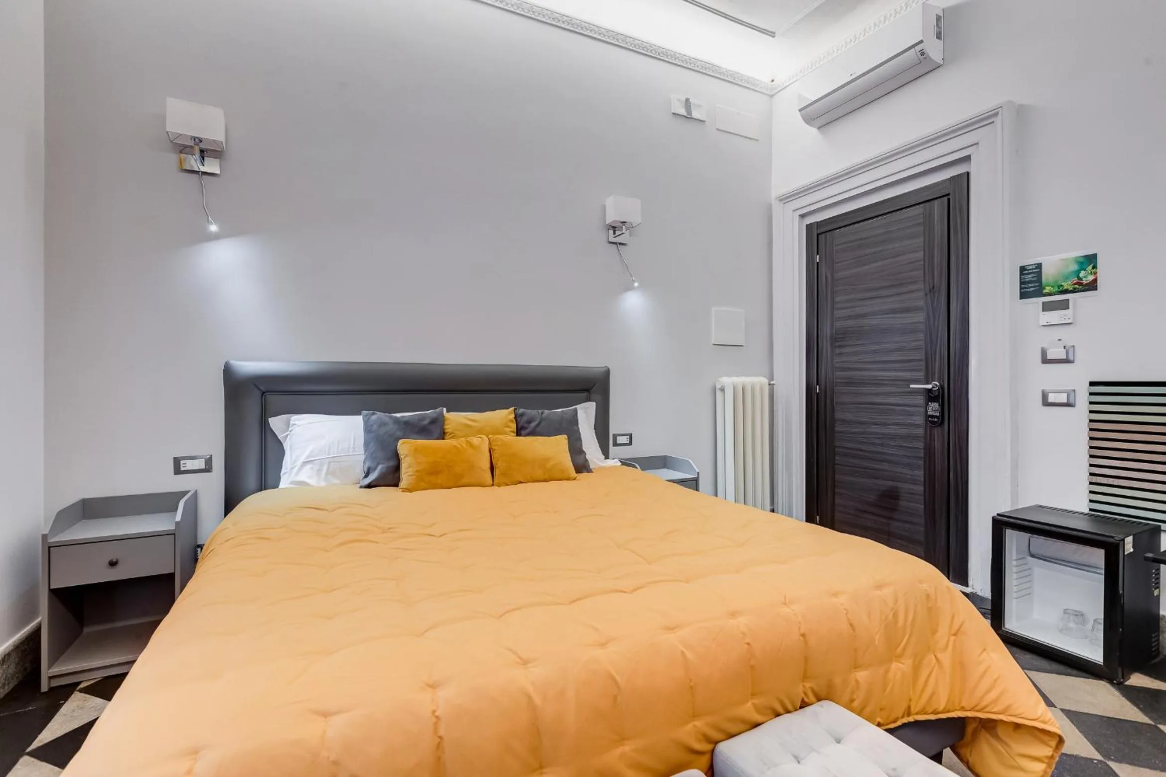 Photo of the whole room, Bed in Navona Queen Rooftop