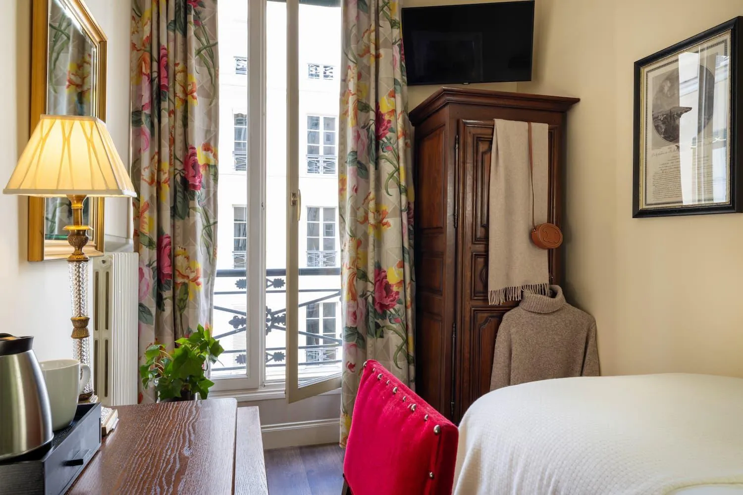 View (from property/room), Bed in Hôtel Des Marronniers