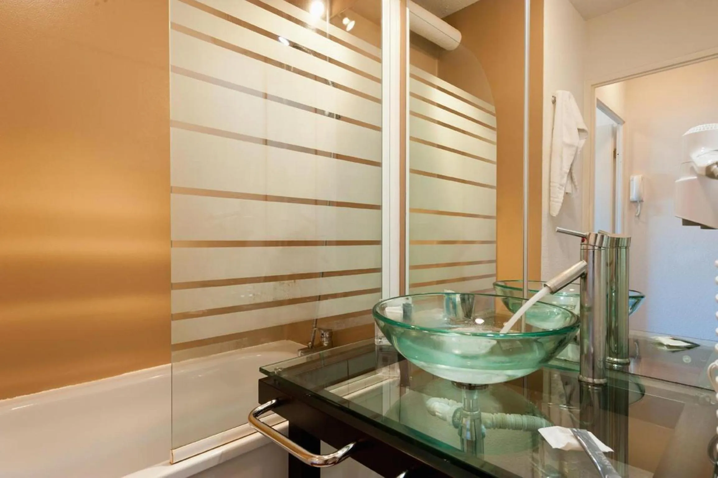 Bathroom in Ténéo Apparthotel Talence - Centre