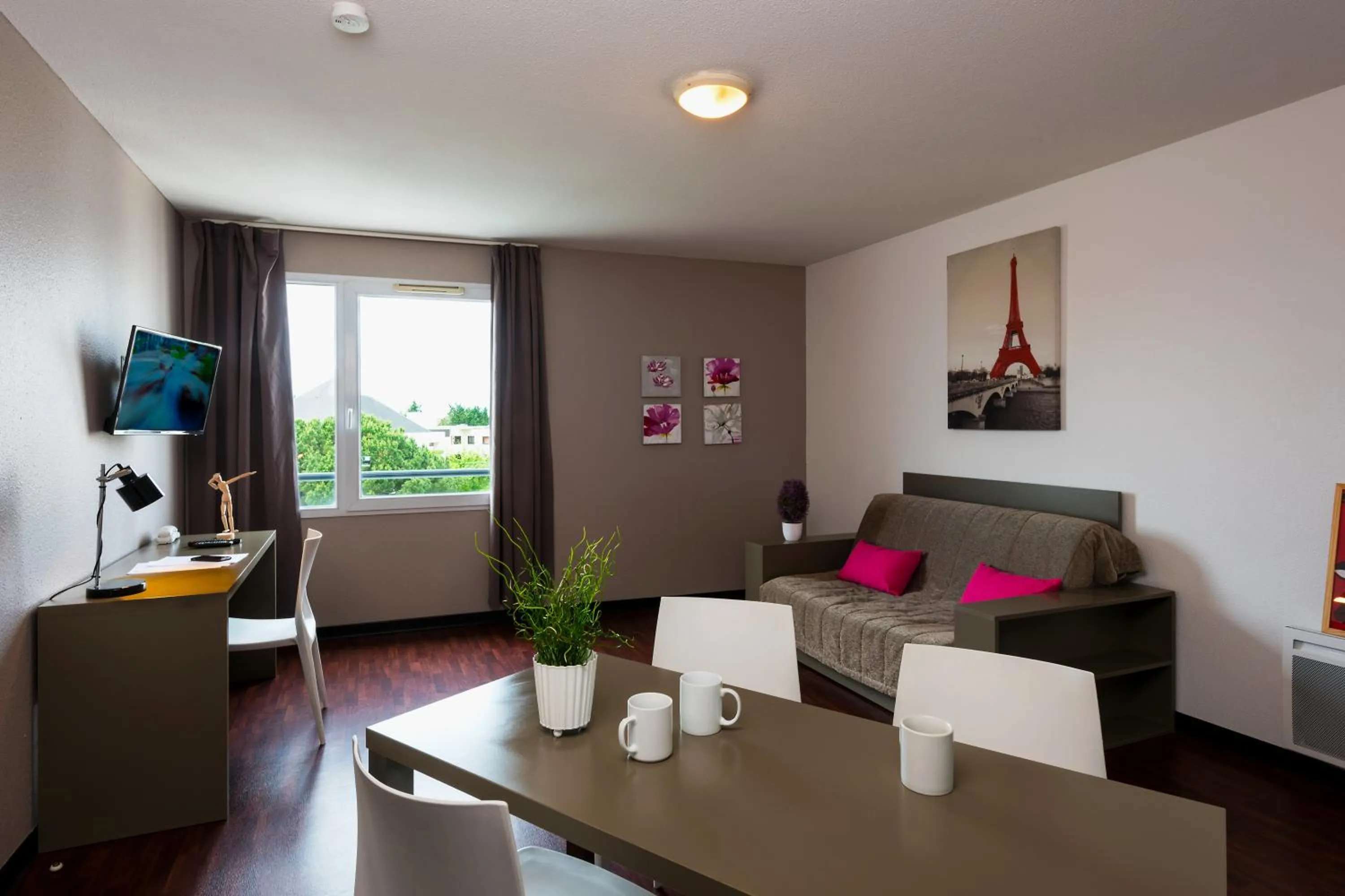 TV and multimedia in Ténéo Apparthotel Talence - Centre