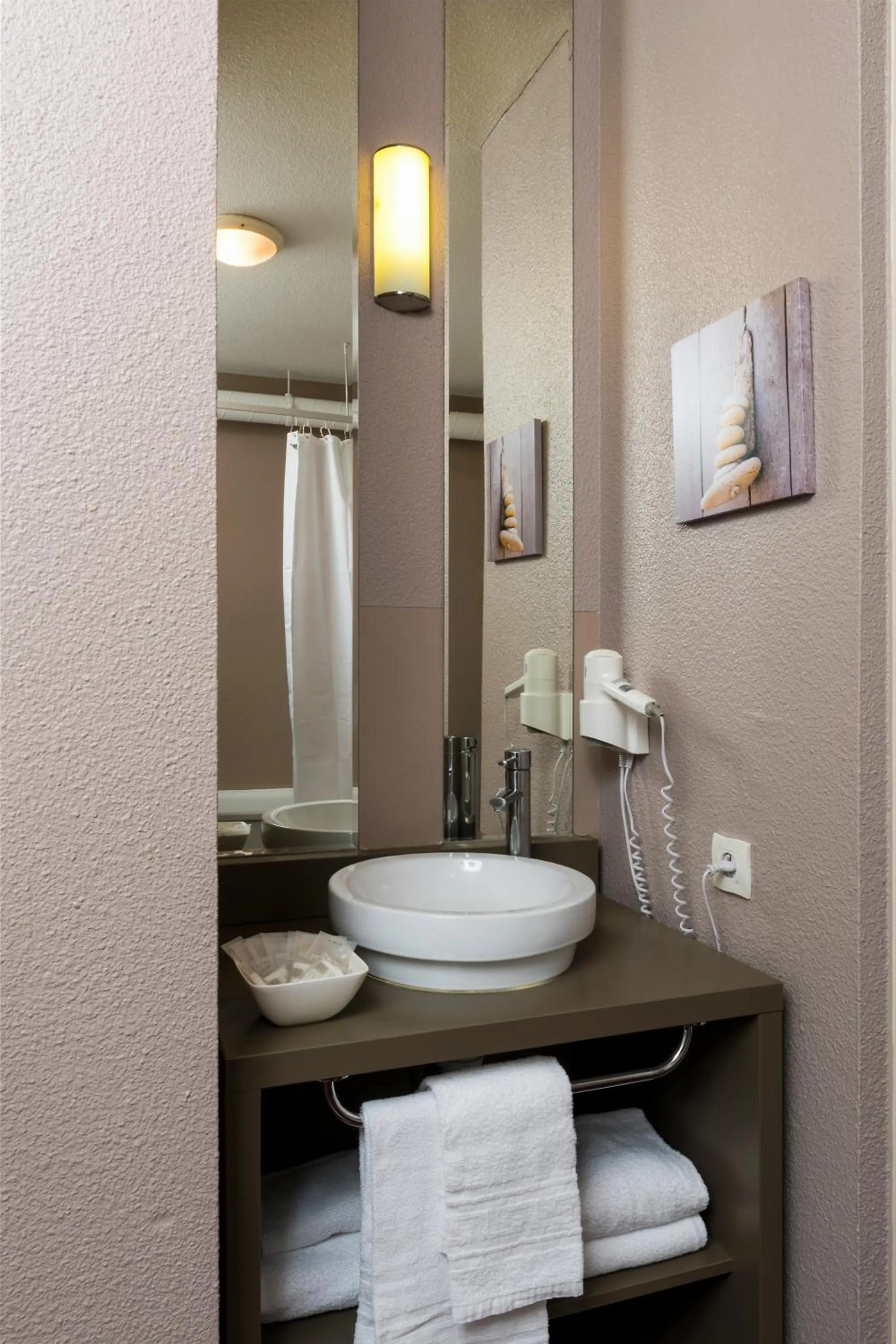 Bathroom in Ténéo Apparthotel Talence - Centre