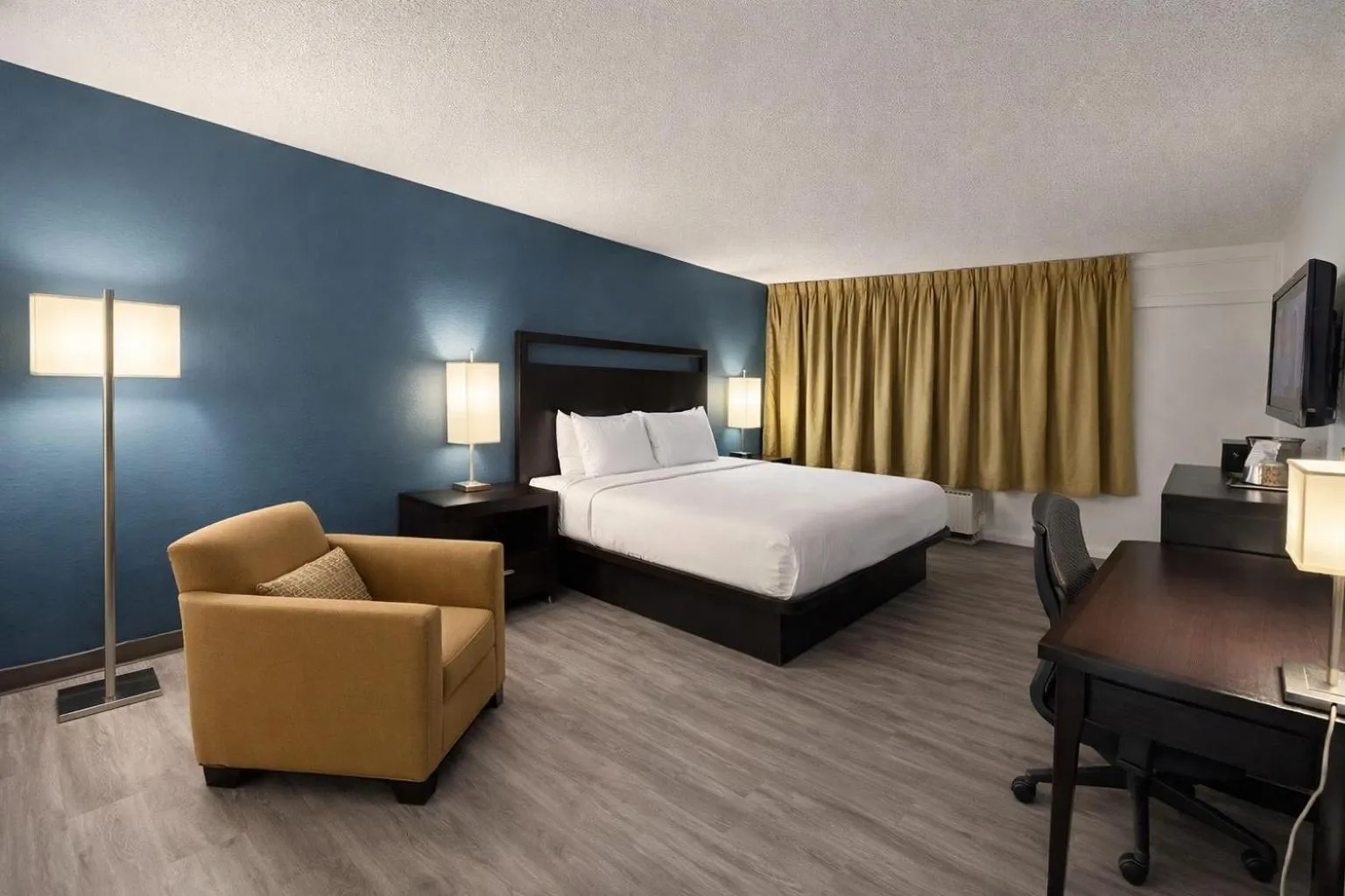 Bedroom, Bed in Express Inn & Suites