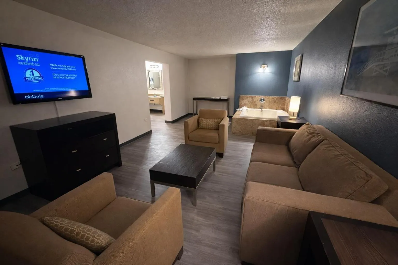 Living room, Bed in Express Inn & Suites
