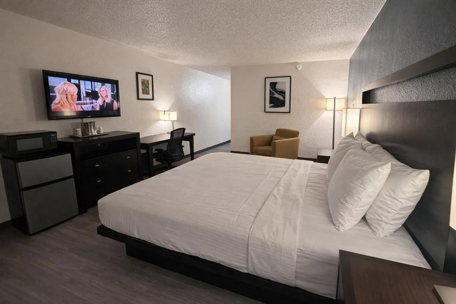 Bedroom, Bed in Express Inn & Suites
