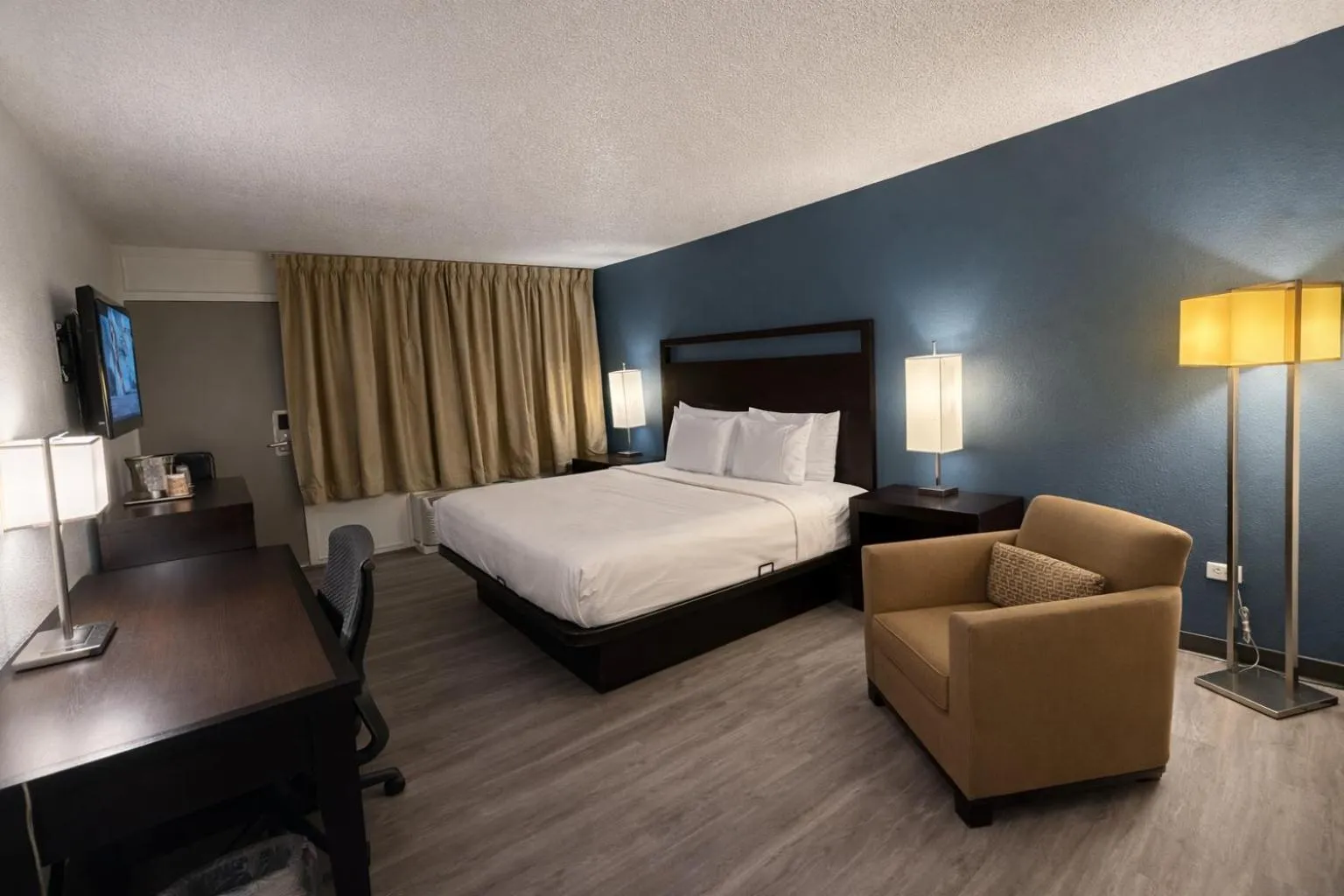 Bedroom, Bed in Express Inn & Suites