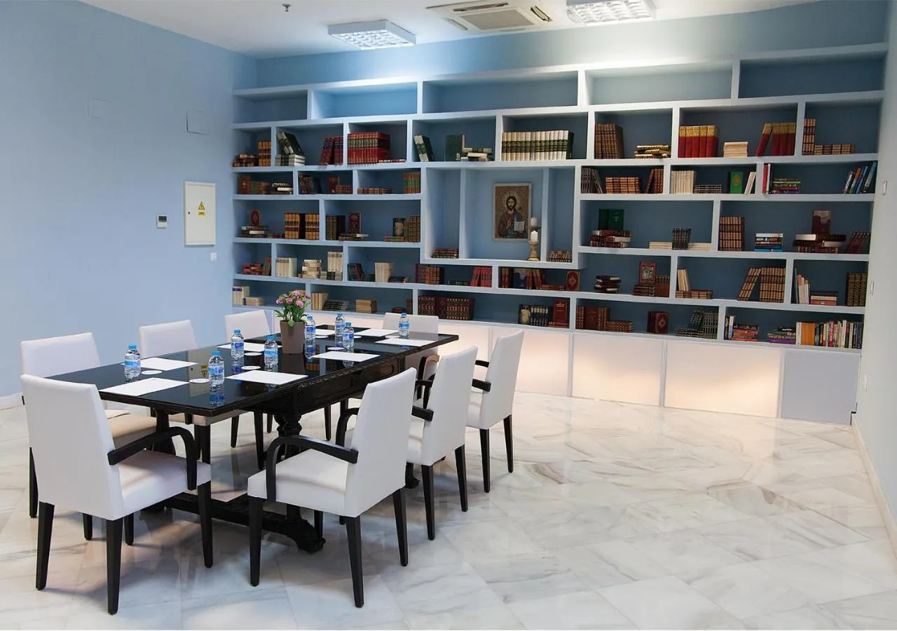 Communal lounge/ TV room in Hotel Boutique Convento Cádiz