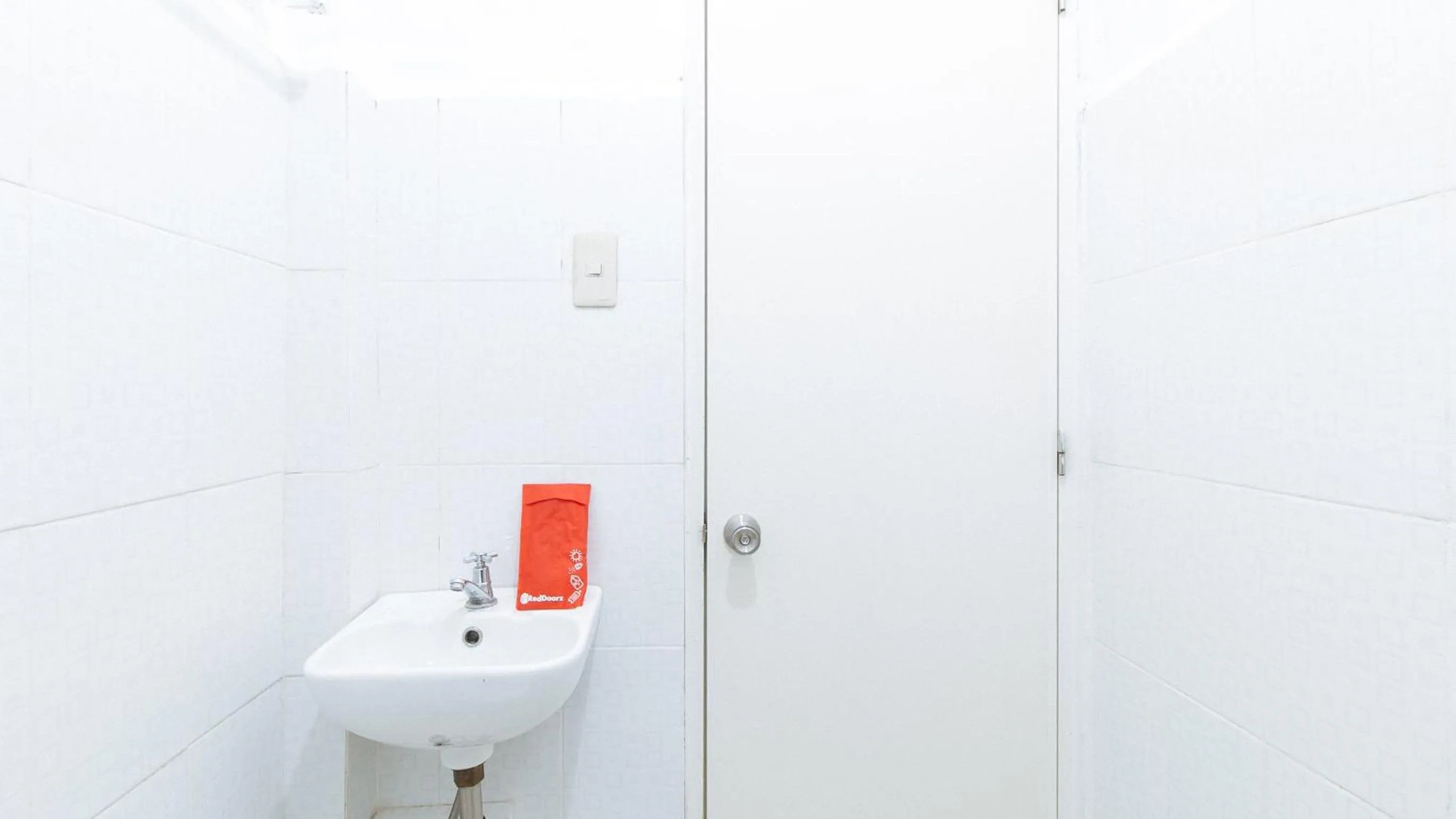 Bathroom in RedDoorz at A&F C5 Pinagsama Taguig