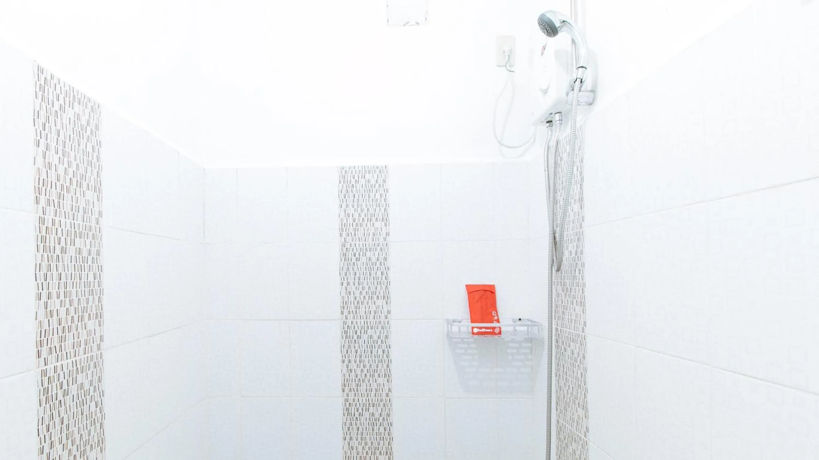 Bathroom in RedDoorz at A&F C5 Pinagsama Taguig