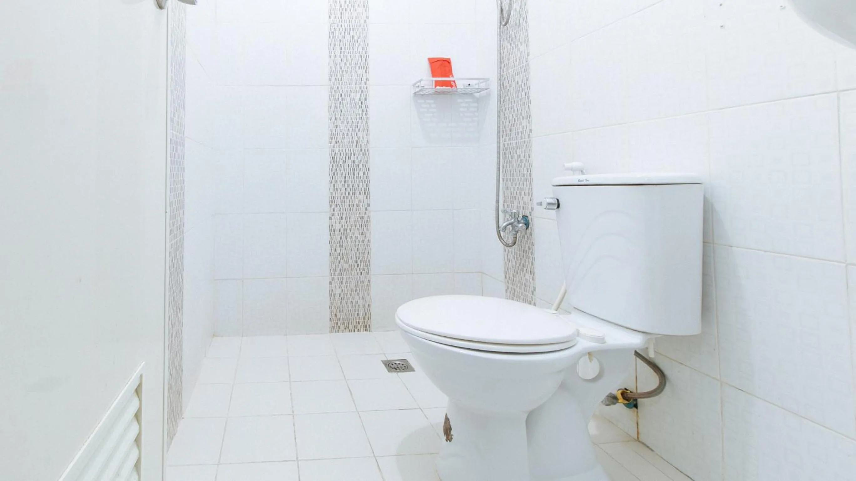 Shower in RedDoorz at A&F C5 Pinagsama Taguig