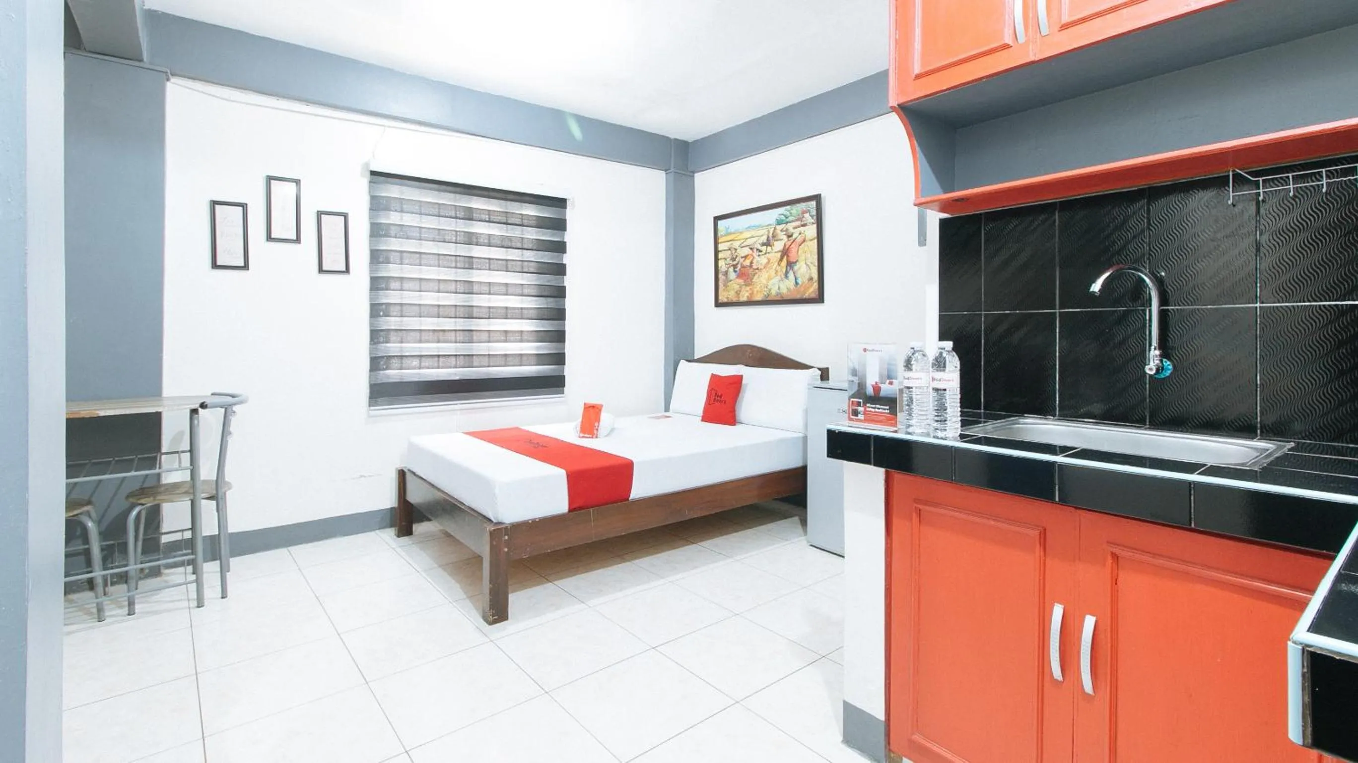 Kitchen or kitchenette, Bed in RedDoorz at A&F C5 Pinagsama Taguig