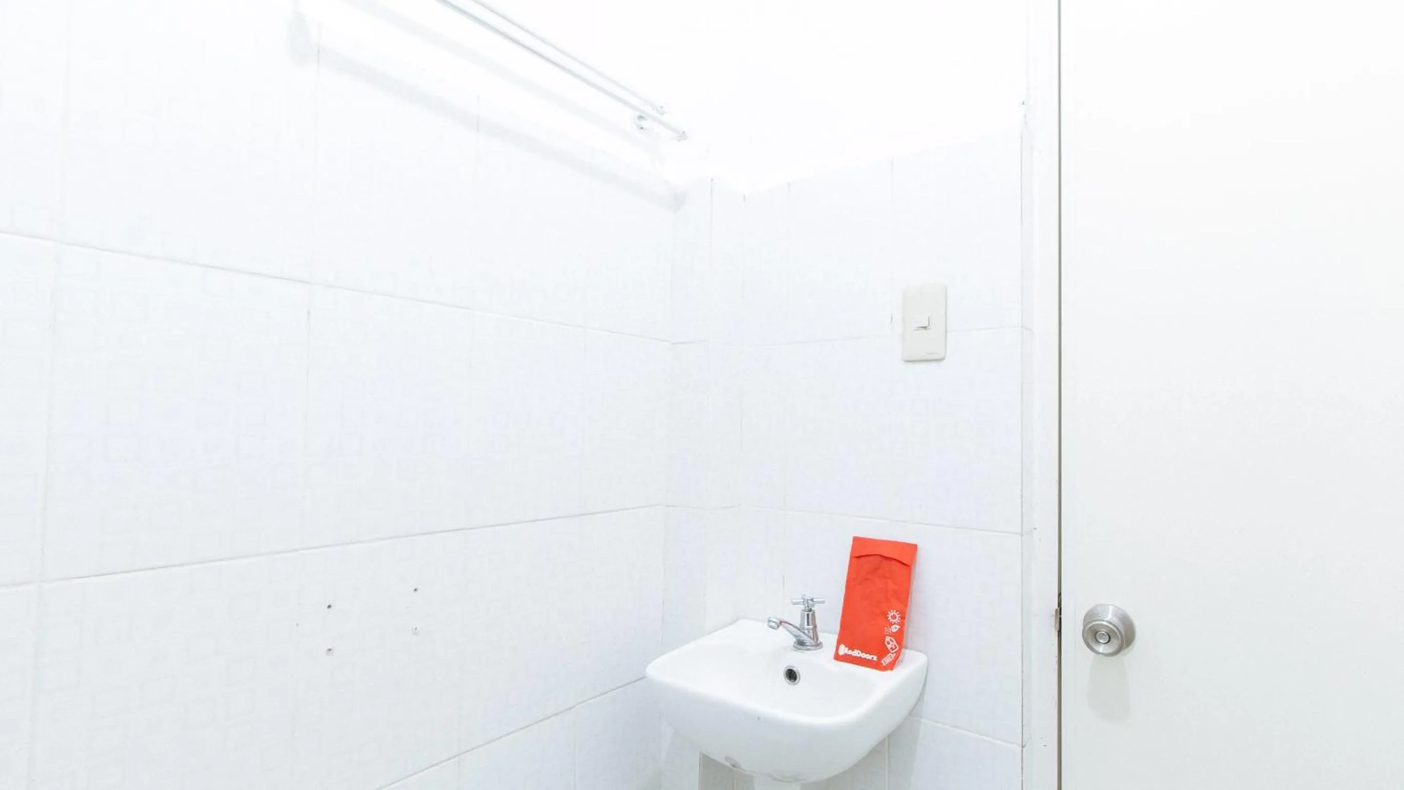 Bathroom in RedDoorz at A&F C5 Pinagsama Taguig