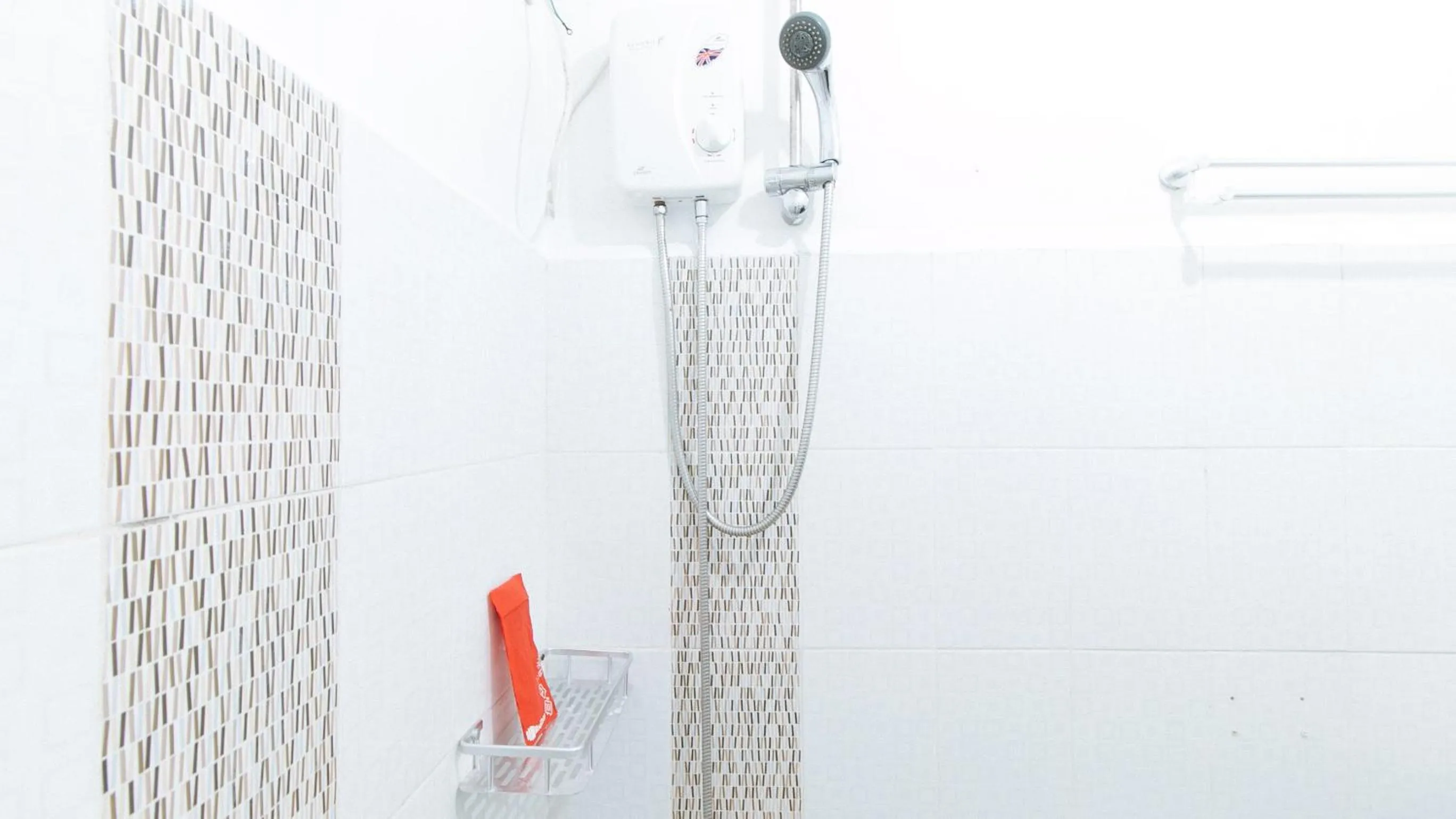 Shower in RedDoorz at A&F C5 Pinagsama Taguig