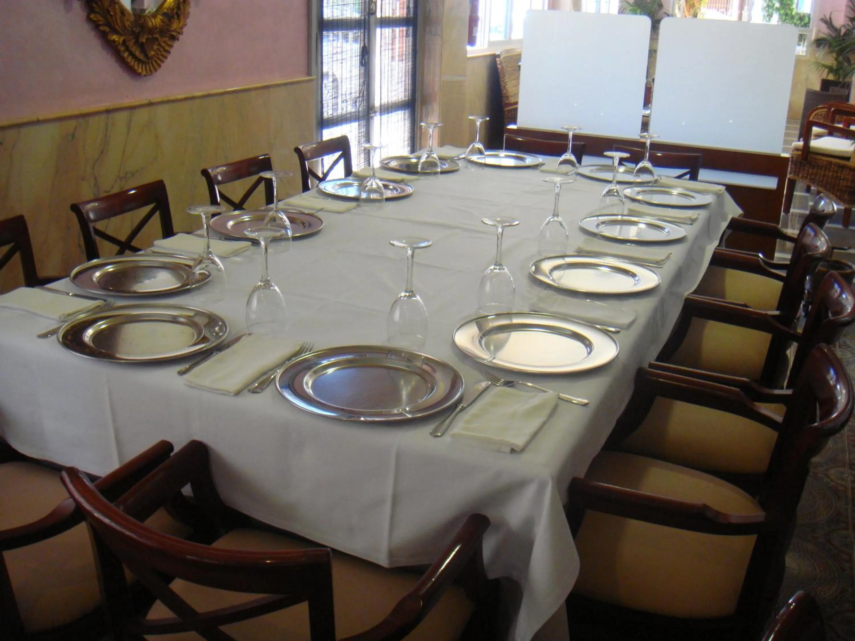 Restaurant/places to eat in Hotel Sacratif